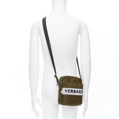 VERSACE reflektierendes Logo Grüne Messenger Bag aus Nylon mit Greca-Armband Crossbody