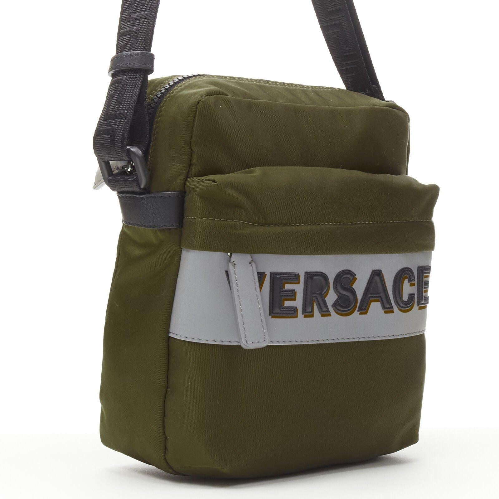 Bolso bandolera cruzado de nailon verde con logo reflectante VERSACE Negro en venta