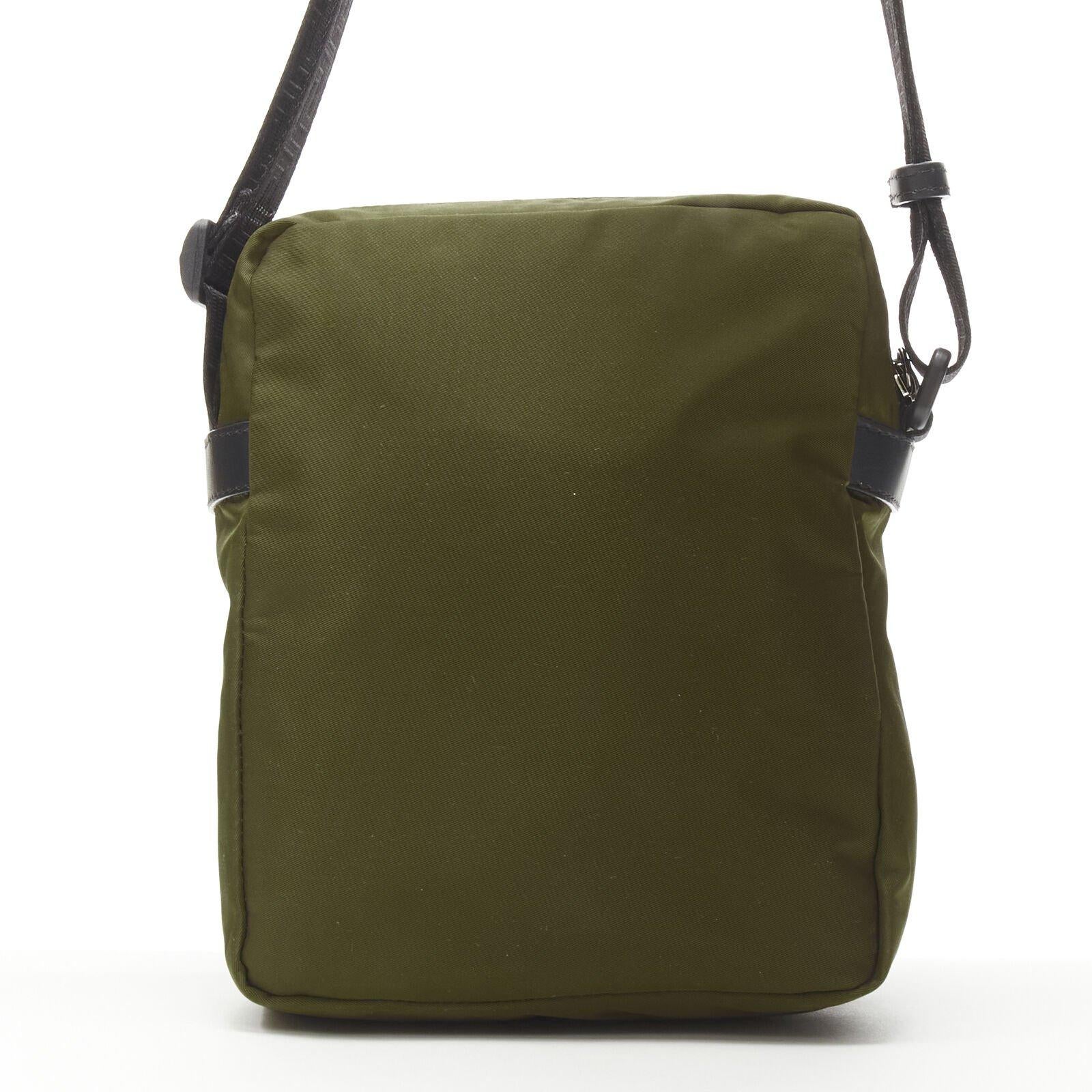VERSACE reflektierendes Logo Grüne Messenger Bag aus Nylon mit Greca-Armband Crossbody Herren im Angebot