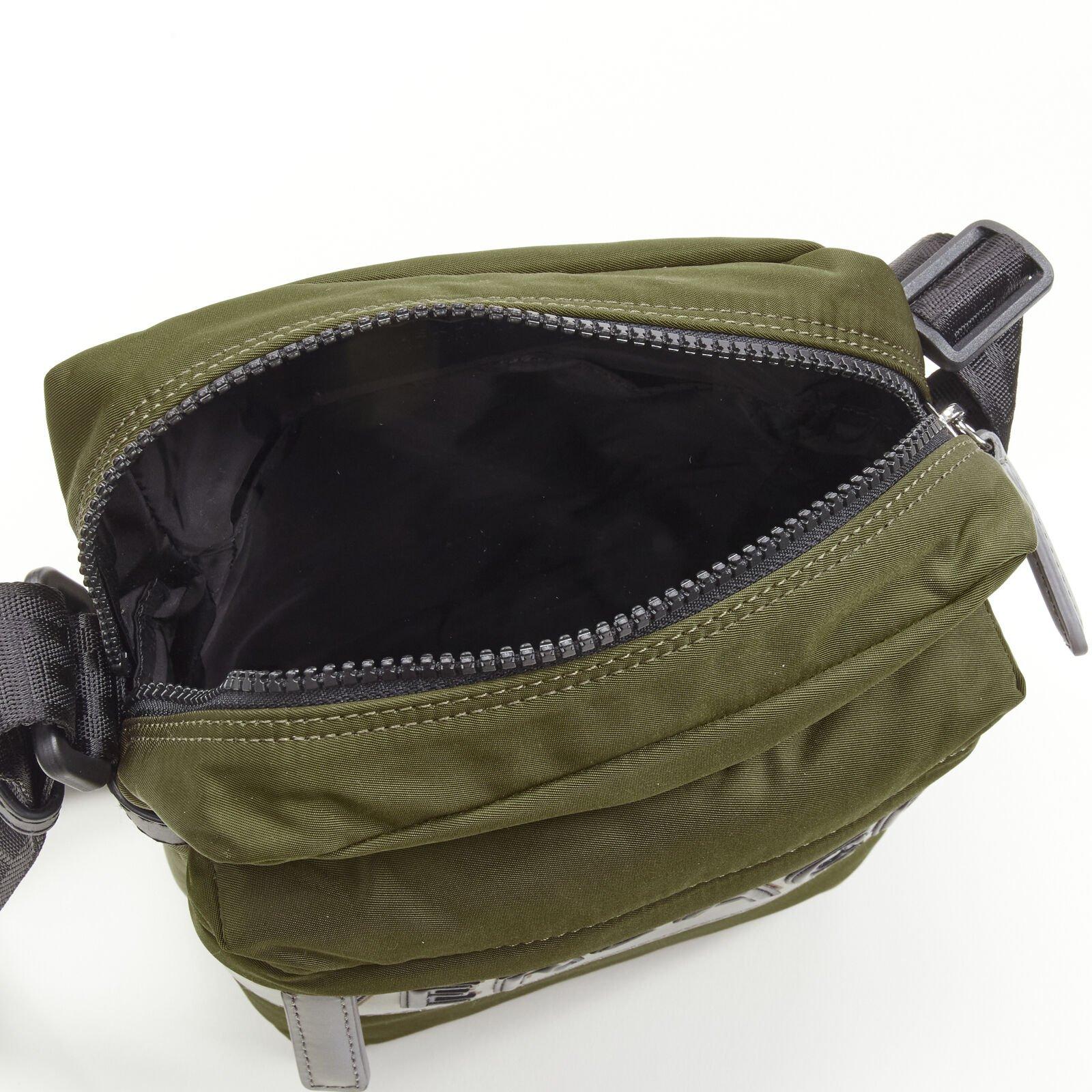 VERSACE reflektierendes Logo Grüne Messenger Bag aus Nylon mit Greca-Armband Crossbody im Angebot 4