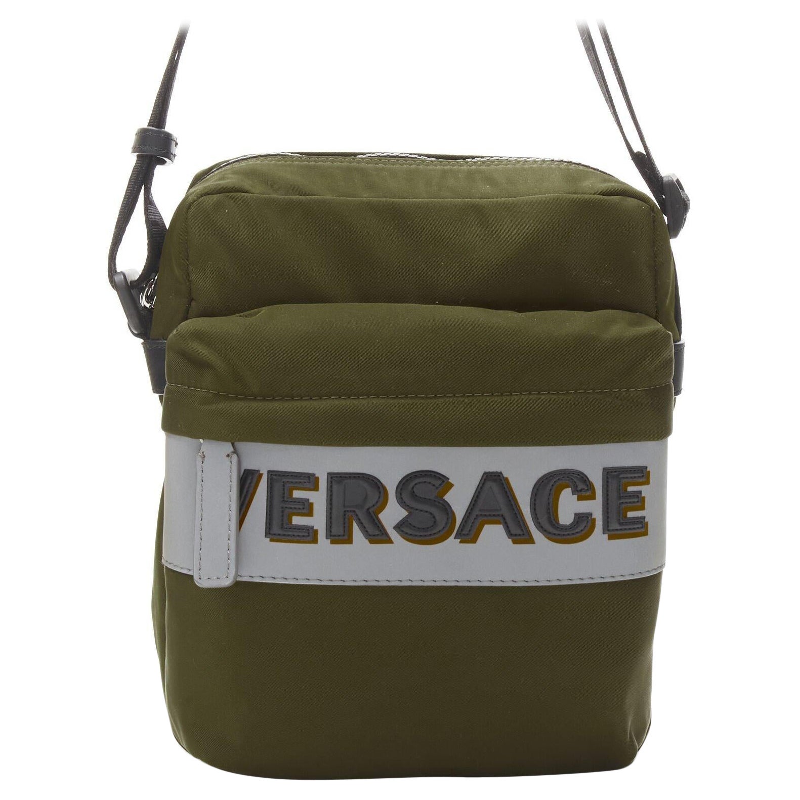 VERSACE reflektierendes Logo Grüne Messenger Bag aus Nylon mit Greca-Armband Crossbody