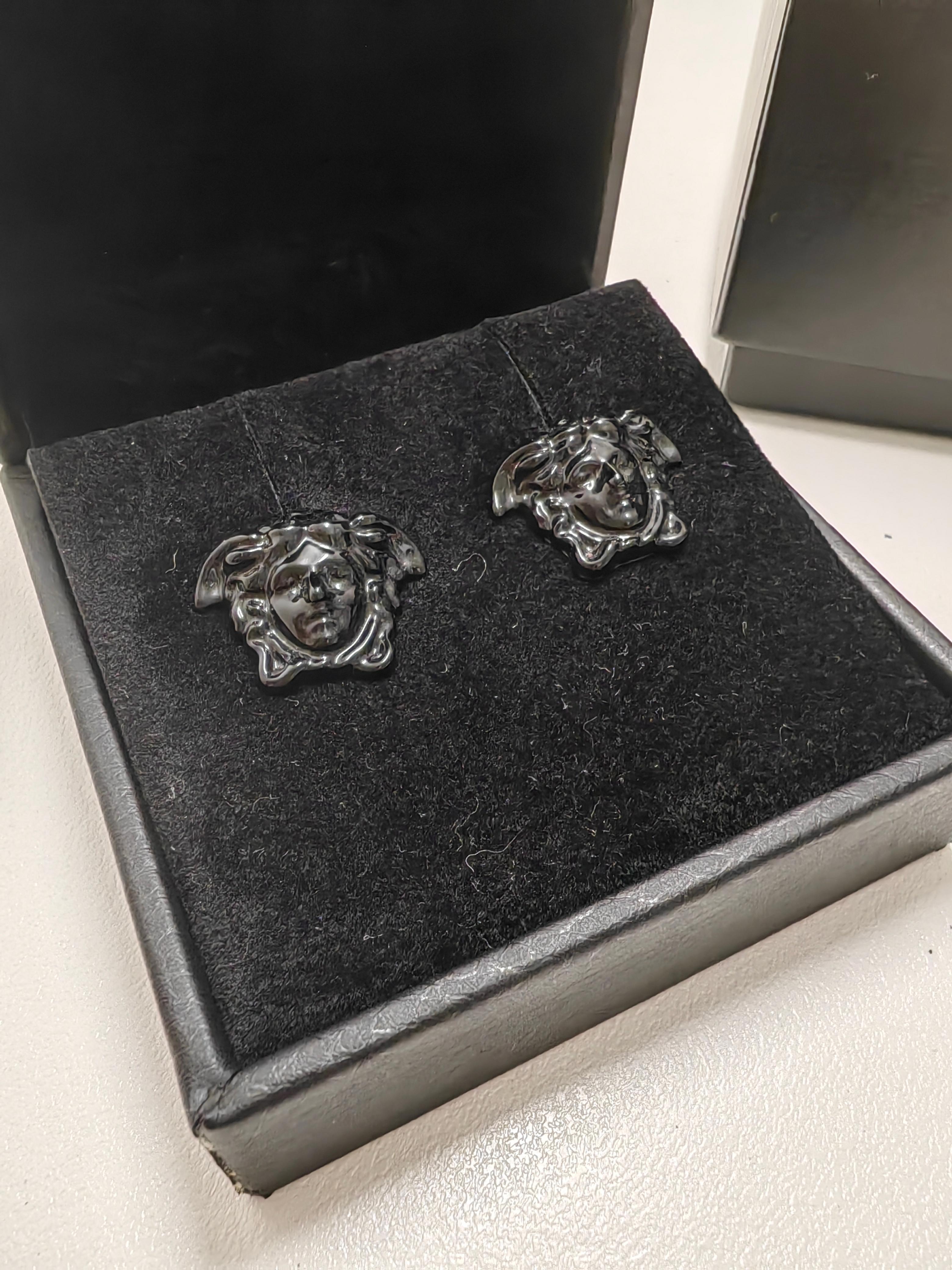Descrizione
Orecchini Versace in oro con teste di Medusa in resina e chiusura a frizione. Include la scatola.

Dettagli
Misure stimate dell'articolo
Misure: Altezza 0,51