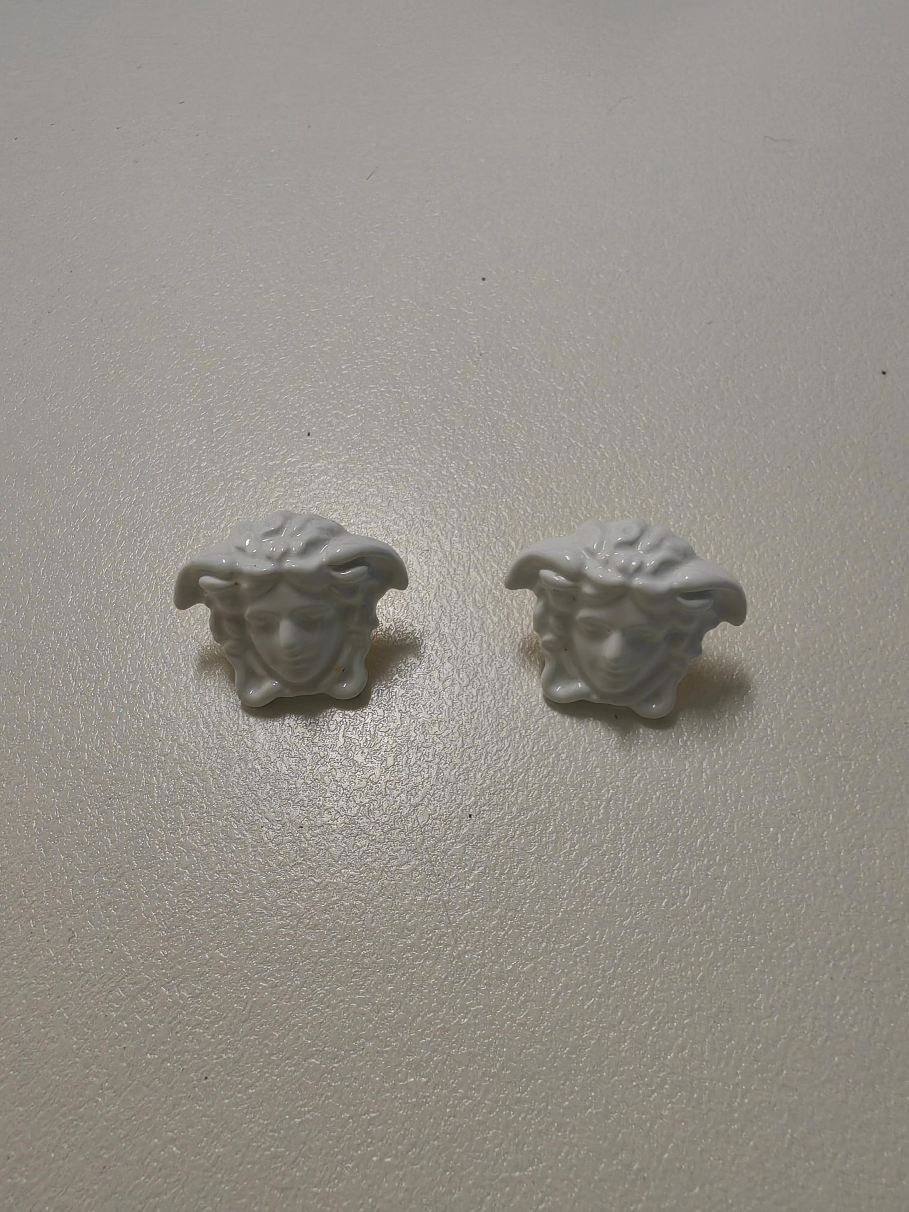 Contemporain Versace Clous d'oreilles tête de Méduse en résine blanche bronze en vente