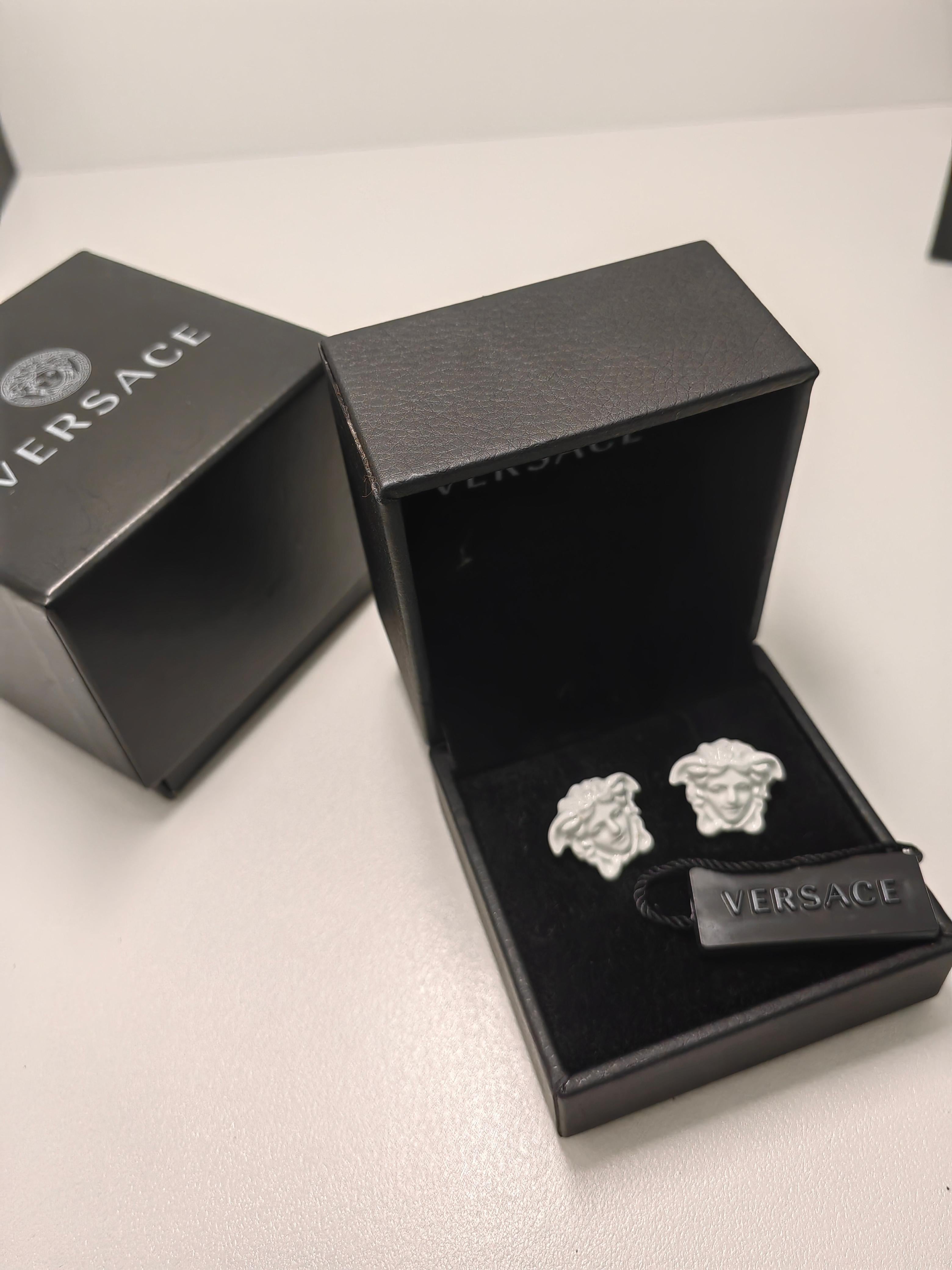 Versace Clous d'oreilles tête de Méduse en résine blanche bronze Pour femmes en vente