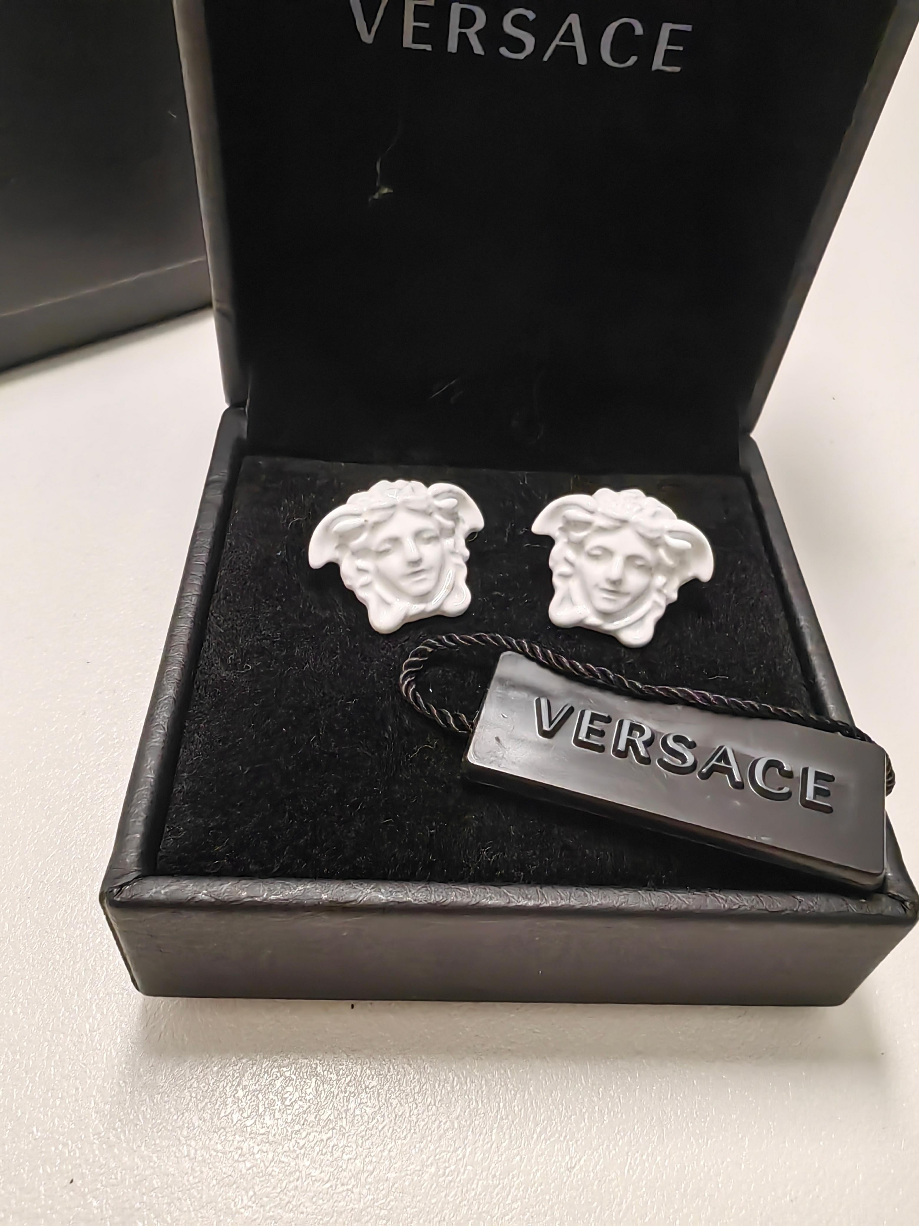 Versace Clous d'oreilles tête de Méduse en résine blanche bronze en vente 1