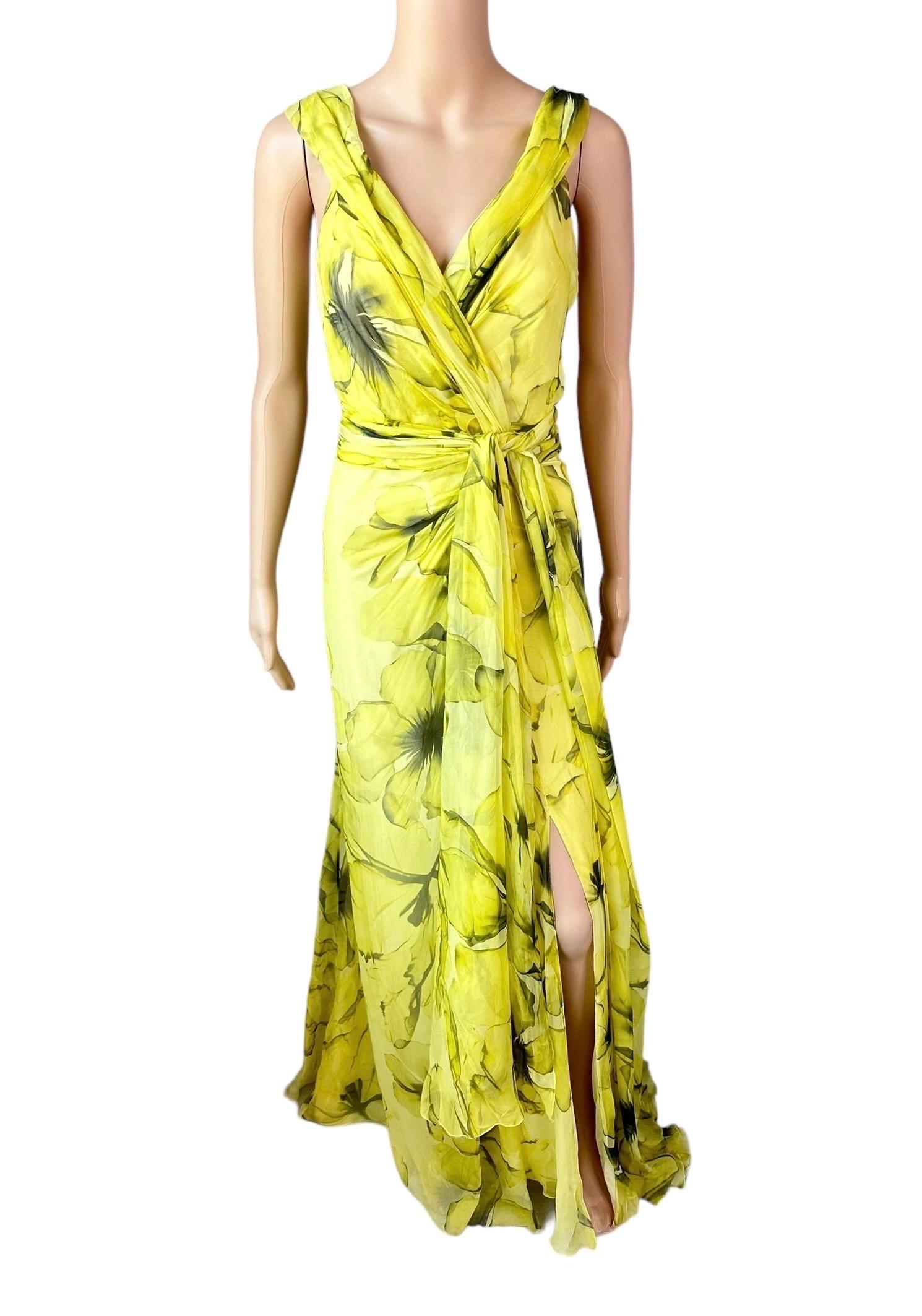 Versace Resort 2008 Plunging Neckline Floral Print Open Back Evening Dress Gown 

Size IT 42

Condition: Main brand tag has been removed

FOLLOW US ON INSTAGRAM @OPULENTADDICT