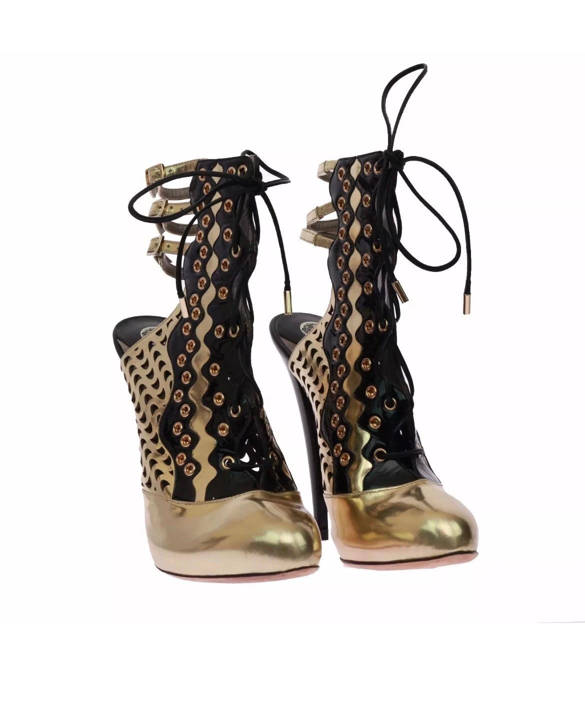 VERSACE Resort 2012 Gold Perforated Leather Ankle Boots Size 40 (US 10) New im Zustand „Neu“ im Angebot in Montgomery, TX