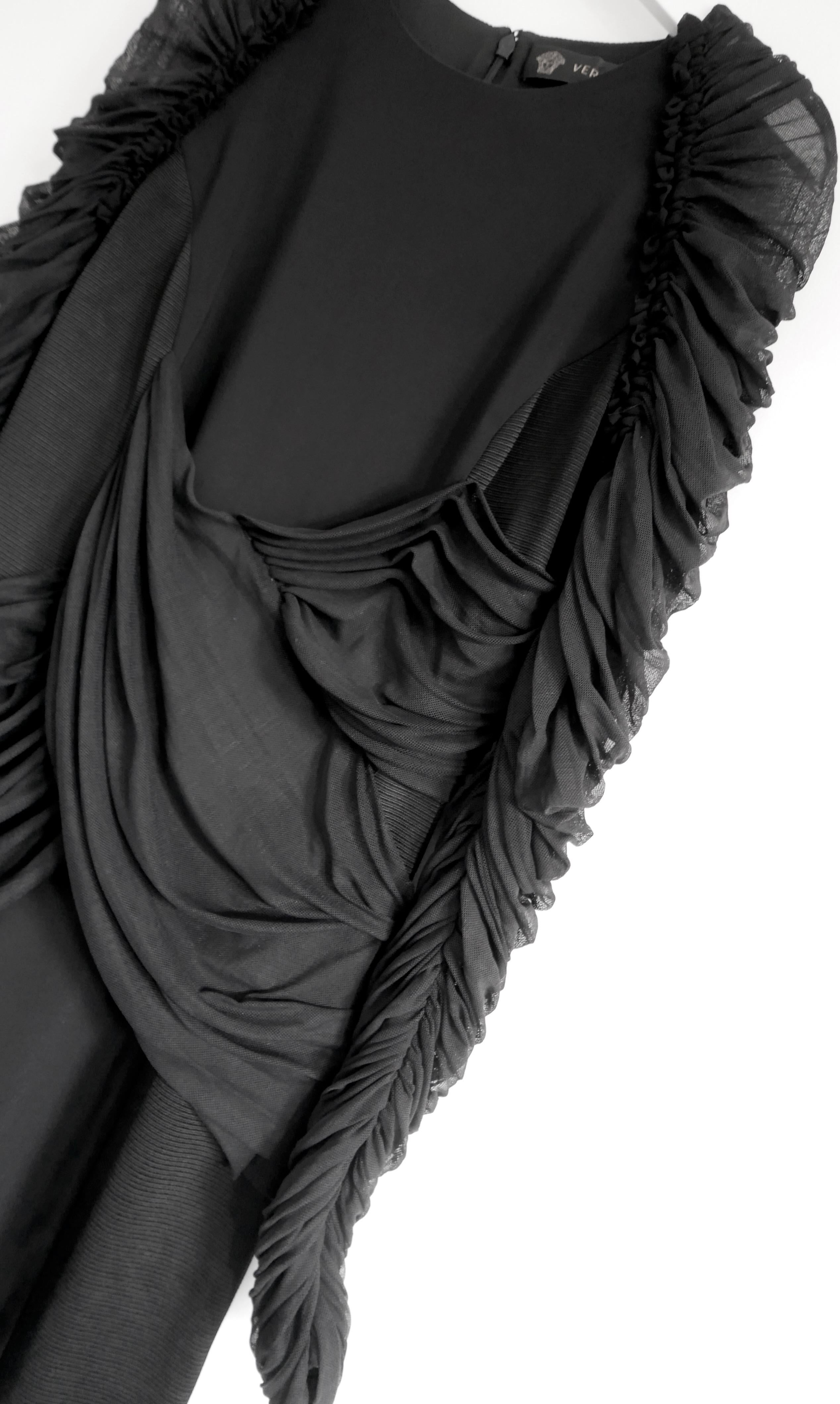 Robe à manches en tulle de Versace super sexy et dramatique - de la collection Resort 2017. Acheté pour plus de £1500 et porté deux fois - a été nettoyé à sec. Confectionnée en crêpe noir épais et extensible de viscose et d'élasthanne avec des