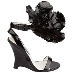 Versace Resort 2019 Schwarzes Lackleder Riemen Keil mit abnehmbarer Blume Größe 37