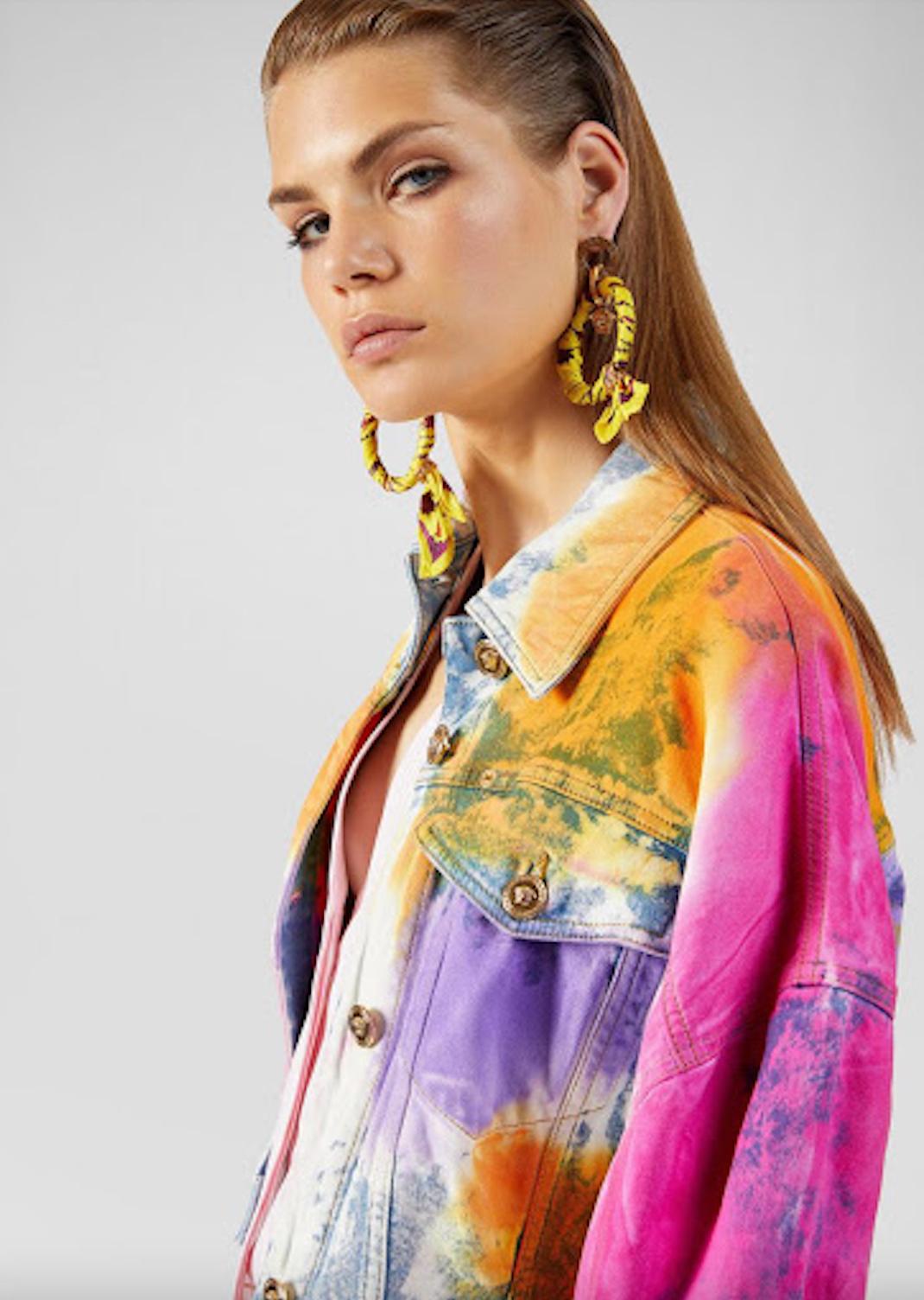 This Versace Resort 2020 tie-dye denim jacket is crafted in Italy from cotton and features an all-over multicolored tie-dye bleached finish inspired by colors of the desert sky, a classic collar, long sleeves, button cuffs, two chest pockets, a