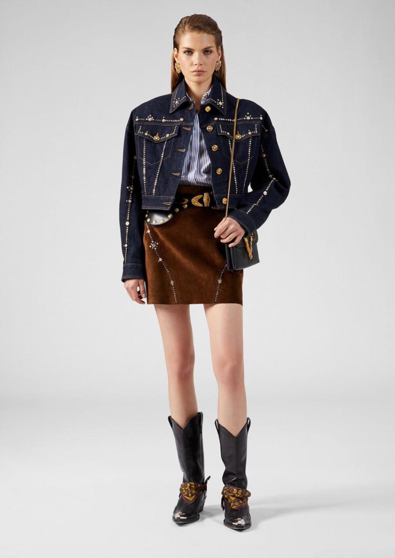 Versace Resort 2020 Studded Gianni Signature Dark Blue Denim Jean Jacket

Versace updates the traditional denim jacket silhouette. Crafted from dark blue stretch cotton, it presents silver- and gold-tone studs along the stitches and at the back,