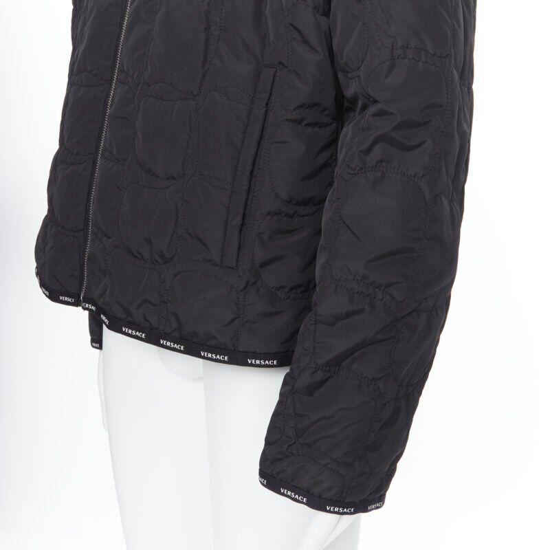 VERSACE Veste matelassée réversible Alphabet baroque imprimé noir et or IT54 2XL en vente 5
