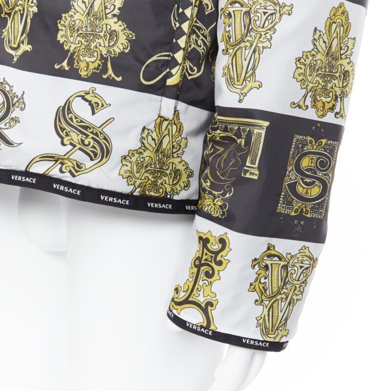 VERSACE Veste matelassée réversible Alphabet baroque imprimé noir et or IT54 2XL en vente 6
