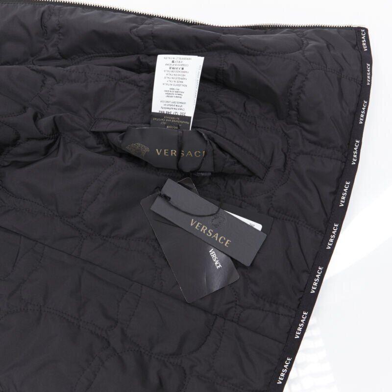 VERSACE Veste matelassée réversible Alphabet baroque imprimé noir et or IT54 2XL en vente 7