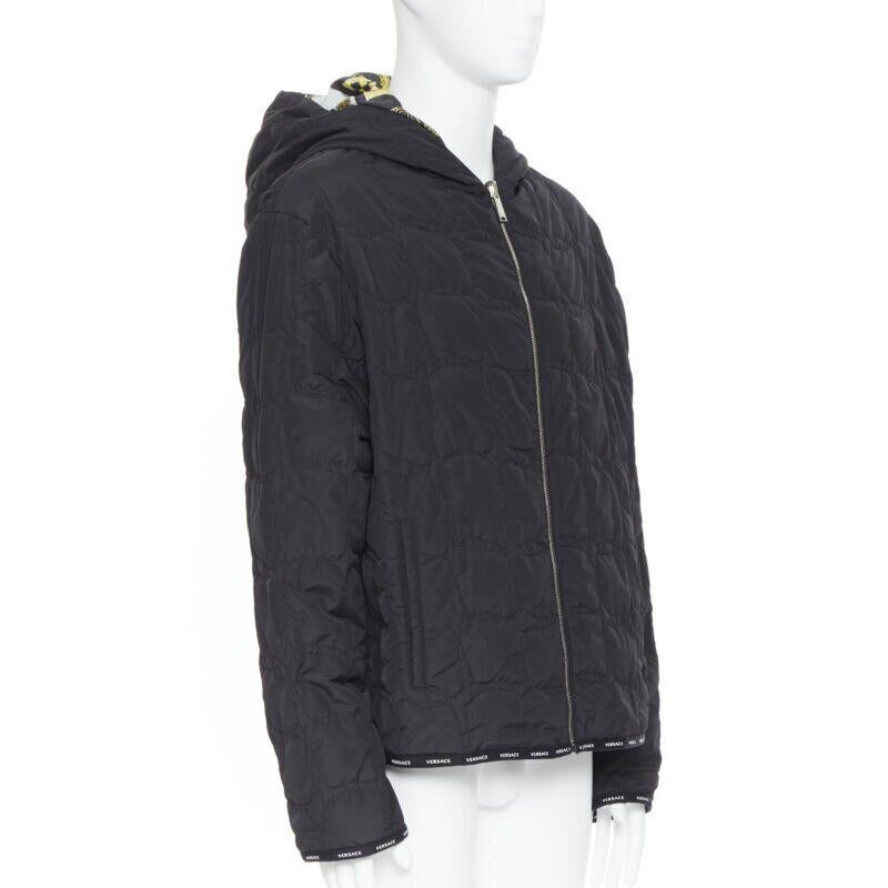 Gris VERSACE Veste matelassée réversible Alphabet baroque imprimé noir et or IT54 2XL en vente