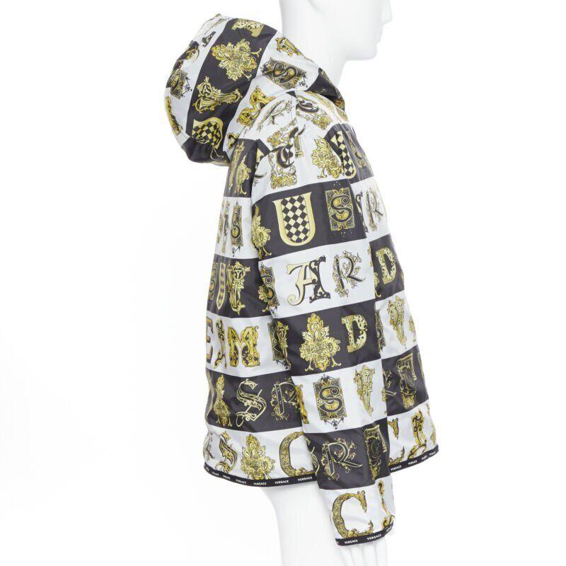 VERSACE Veste matelassée réversible Alphabet baroque imprimé noir et or IT54 2XL Neuf - En vente à Hong Kong, NT