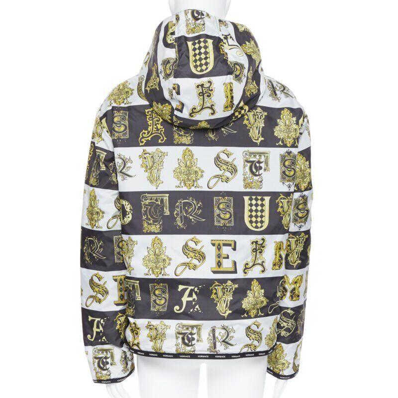 VERSACE Veste matelassée réversible Alphabet baroque imprimé noir et or IT54 2XL Pour hommes en vente