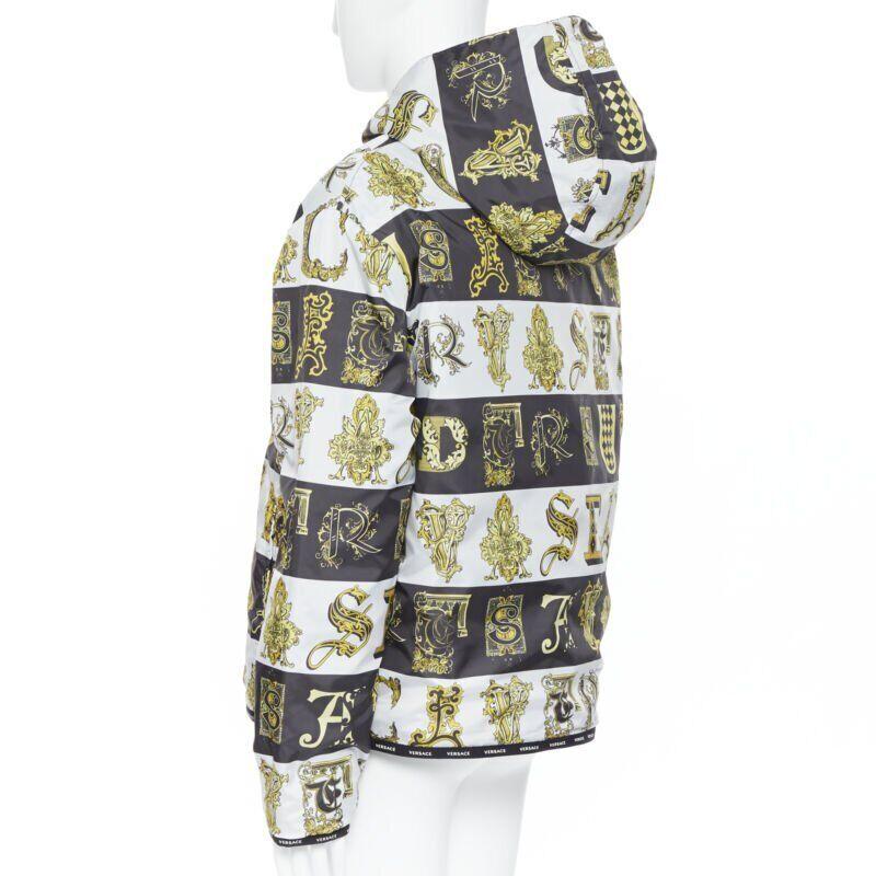 VERSACE Veste matelassée réversible Alphabet baroque imprimé noir et or IT54 2XL en vente 2
