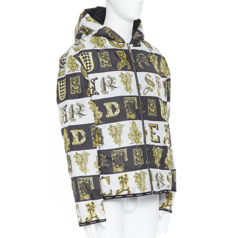 VERSACE Reversible Baroque Alphabet gold black nylon quilted jacket IT58 4XL
Reference: TGAS/A05304
Brand: Versace
Designer: Donatella Versace
Model: Reversible jacket
Collection: 2019
Material: Nylon
Color: Multicolour
Pattern: Abstract
Closure: