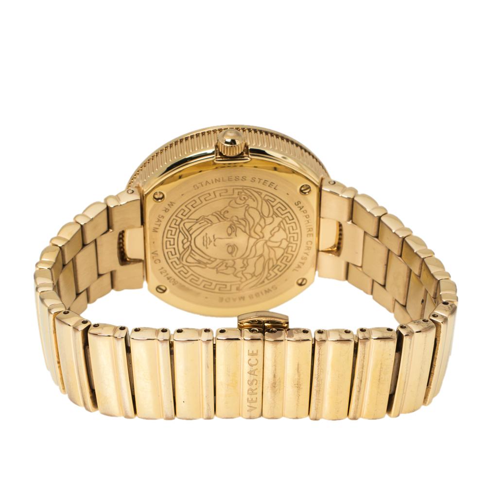 Made from rose gold-tone stainless steel, the Versace wristwatch is gorgeous. On its dial sits the Medusa logo and two hands, while chain details are laid on the bezel. There is no reason why you should not own this timepiece.

