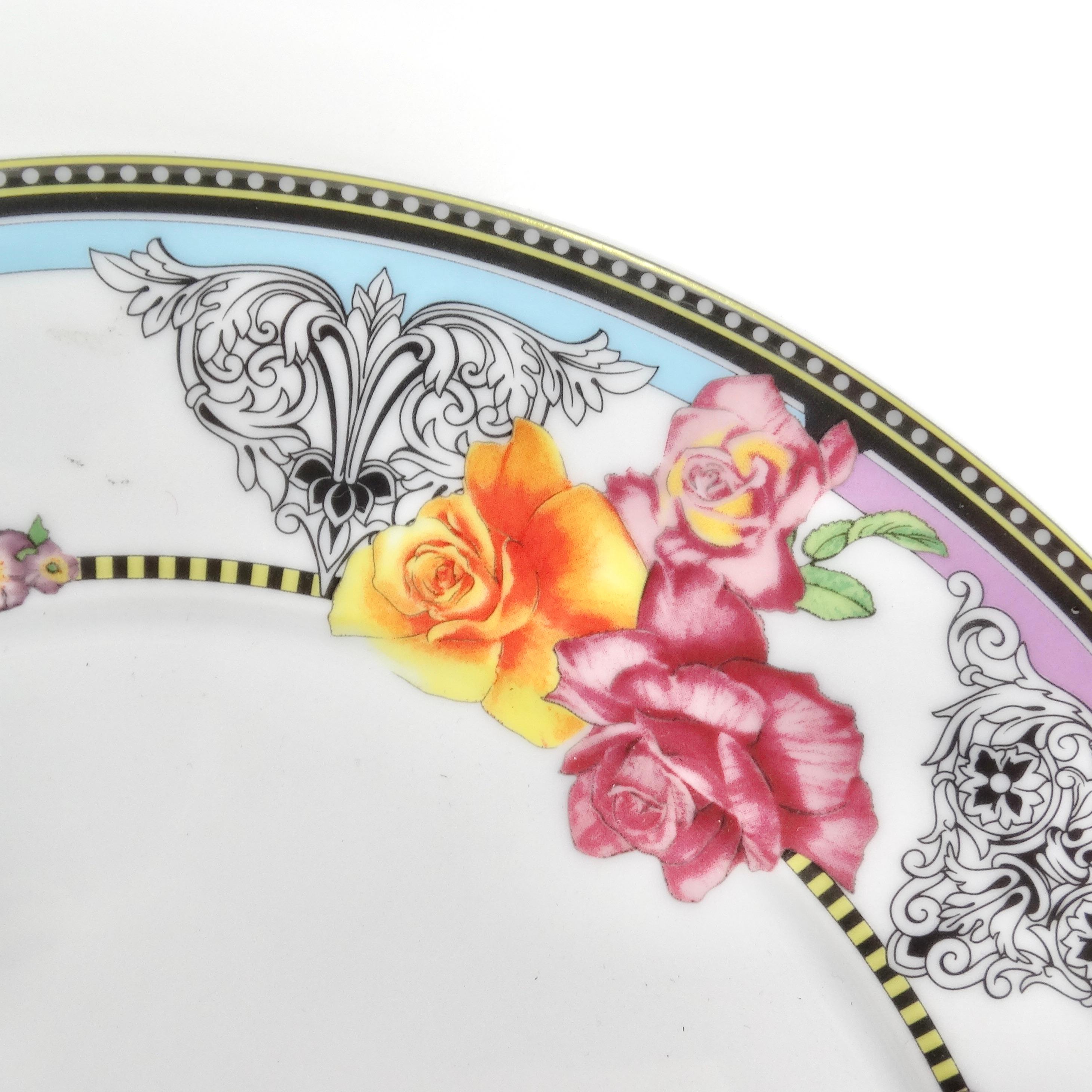 Versace Rosenthal 1990s Porcelain Hot Flowers Salad Plate In Excellent Condition For Sale In Scottsdale, AZ