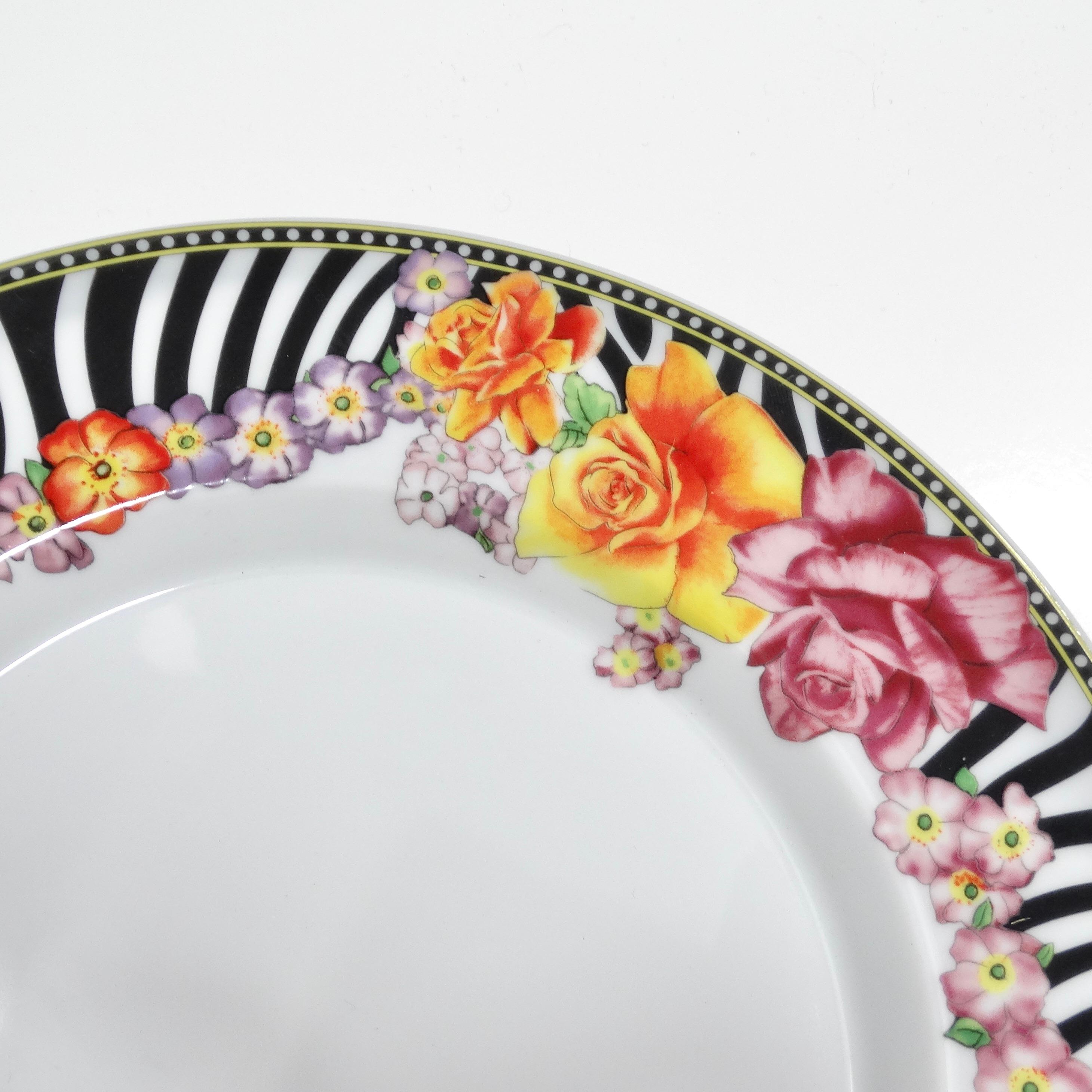 Le plat de service ovale en porcelaine des années 1990 de Versace Rosenthal, un chef-d'œuvre de 14 pouces qui ajoute une touche d'opulence et de fantaisie à votre table, rehaussera votre expérience culinaire. Réalisé dans les moindres détails, ce
