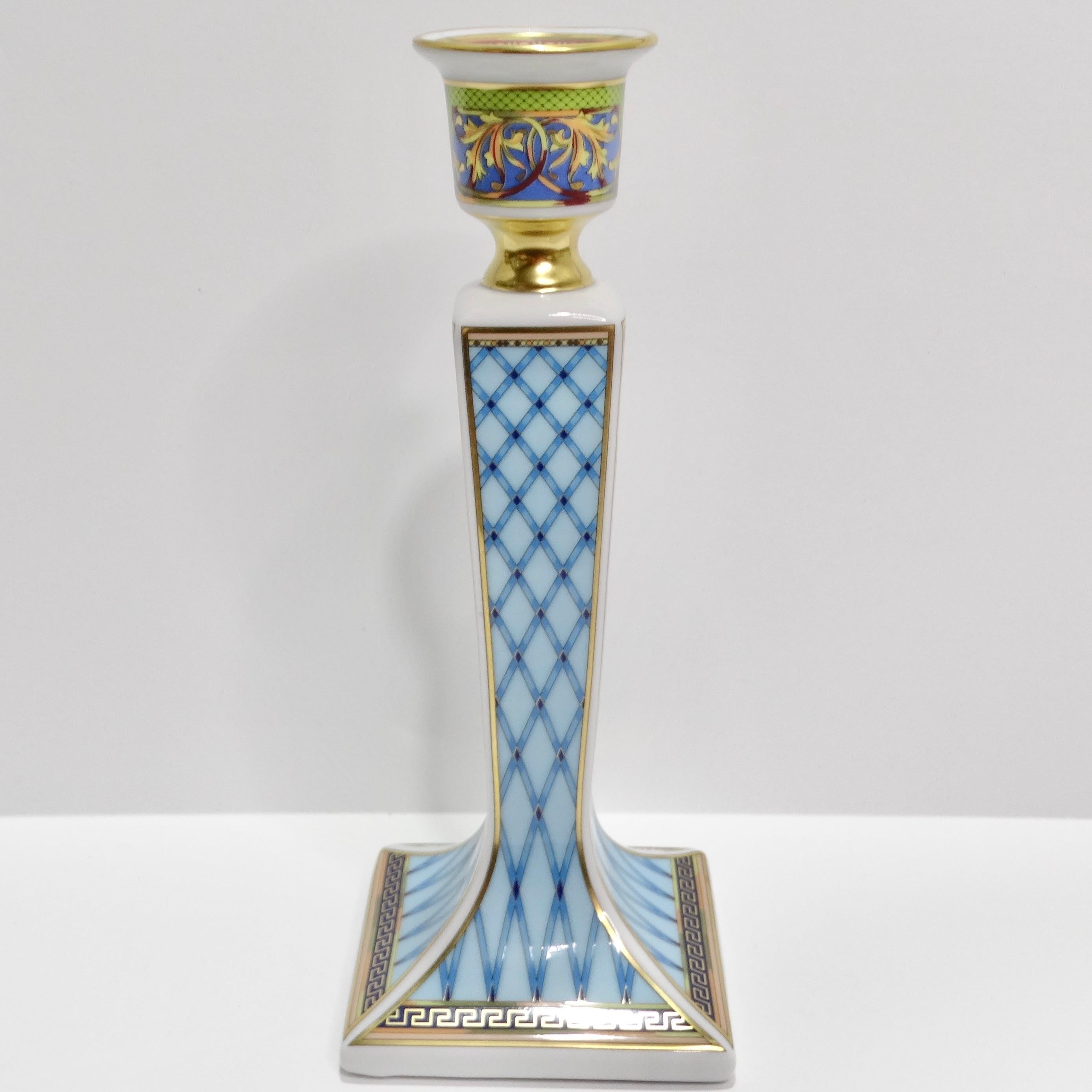 Der Rosenthal 1990er Russian Dream Porzellan-Kerzenhalter von Versace ist eine luxuriöse und künstlerische Ergänzung, die Opulenz in Ihr Zuhause bringt. Der aus feinem Porzellan gefertigte Kerzenständer ist mit einem komplizierten, mehrfarbigen
