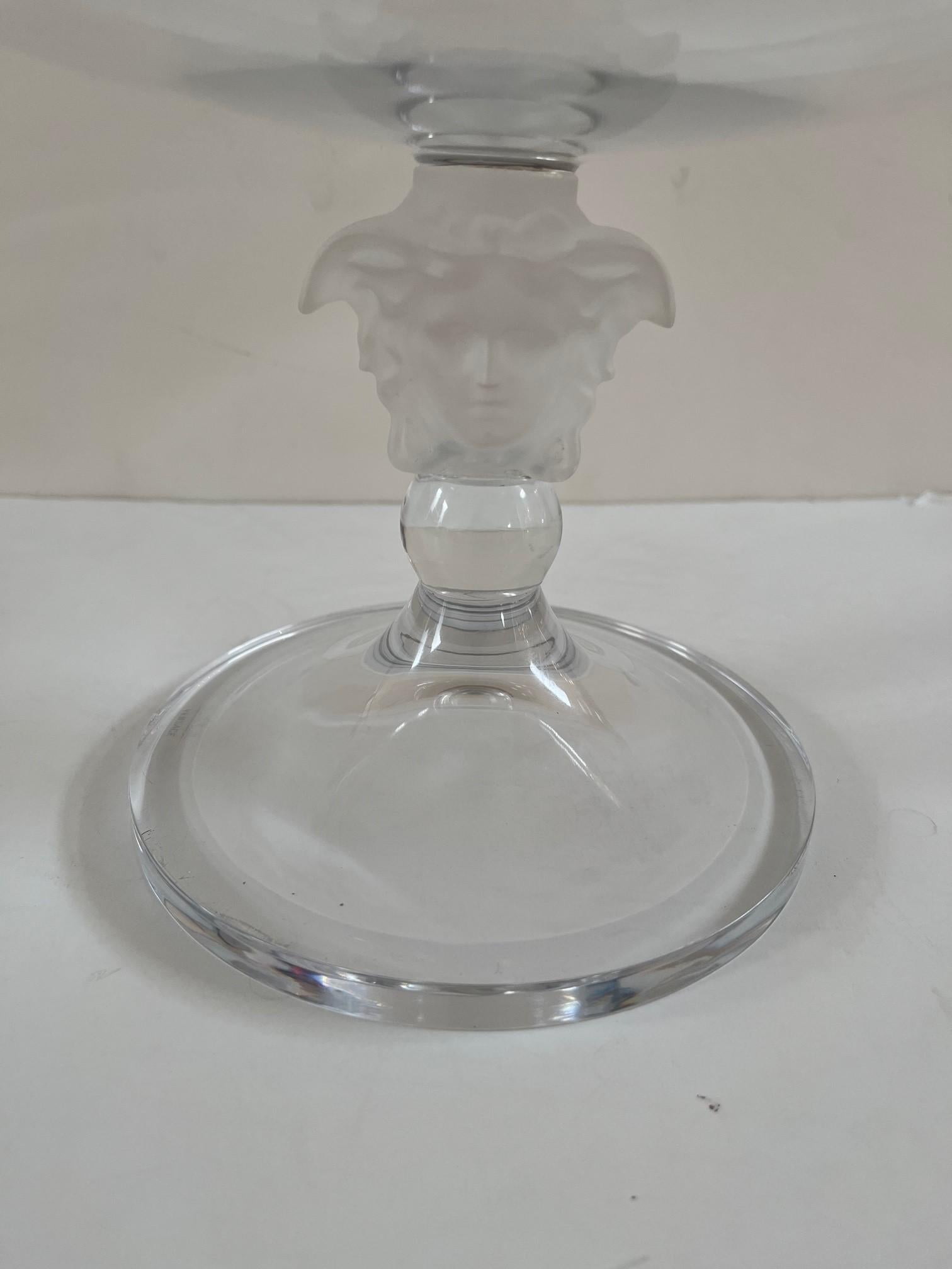 Versace Rosenthal Crystal Medusa Lumiere Footed Bowl, bol peu profond sur pied en forme de tête de méduse givrée, bol en verre transparent reposant sur une base conique étalée, dans sa boîte d'origine. 