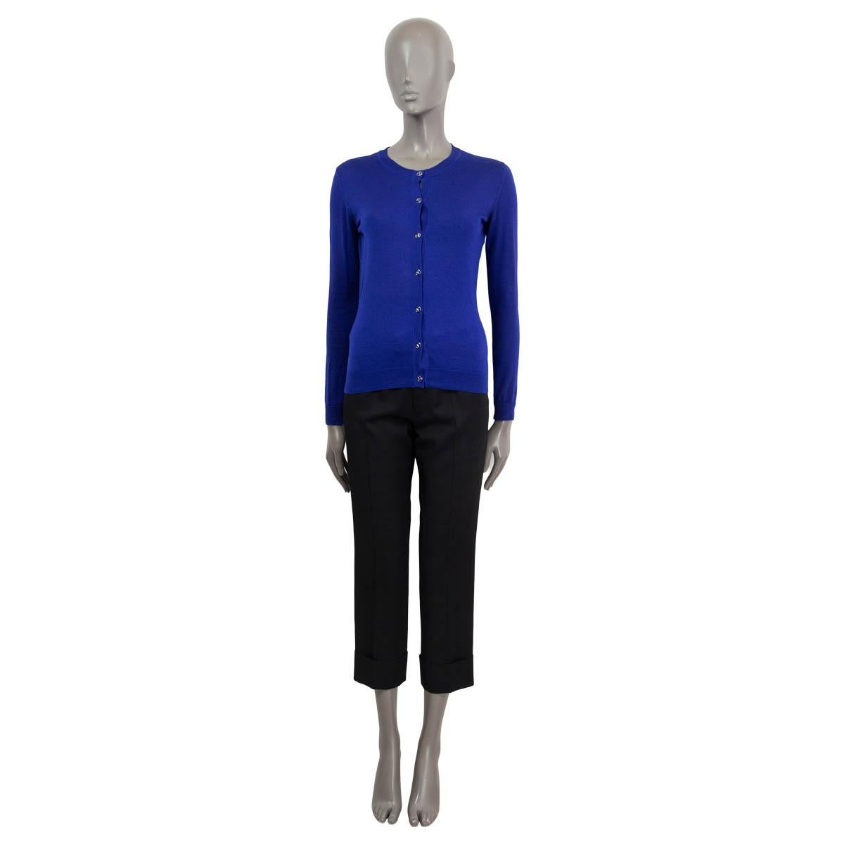 100% authentic Versace round-neck fine-knit cardigan in blue cashmere (70%) and silk (30%). Features silver and blue Versace buttons. Has been worn and is in excellent condition.

Measurements
Tag Size	40
Size	S
Shoulder Width	40cm (15.6in)
Bust