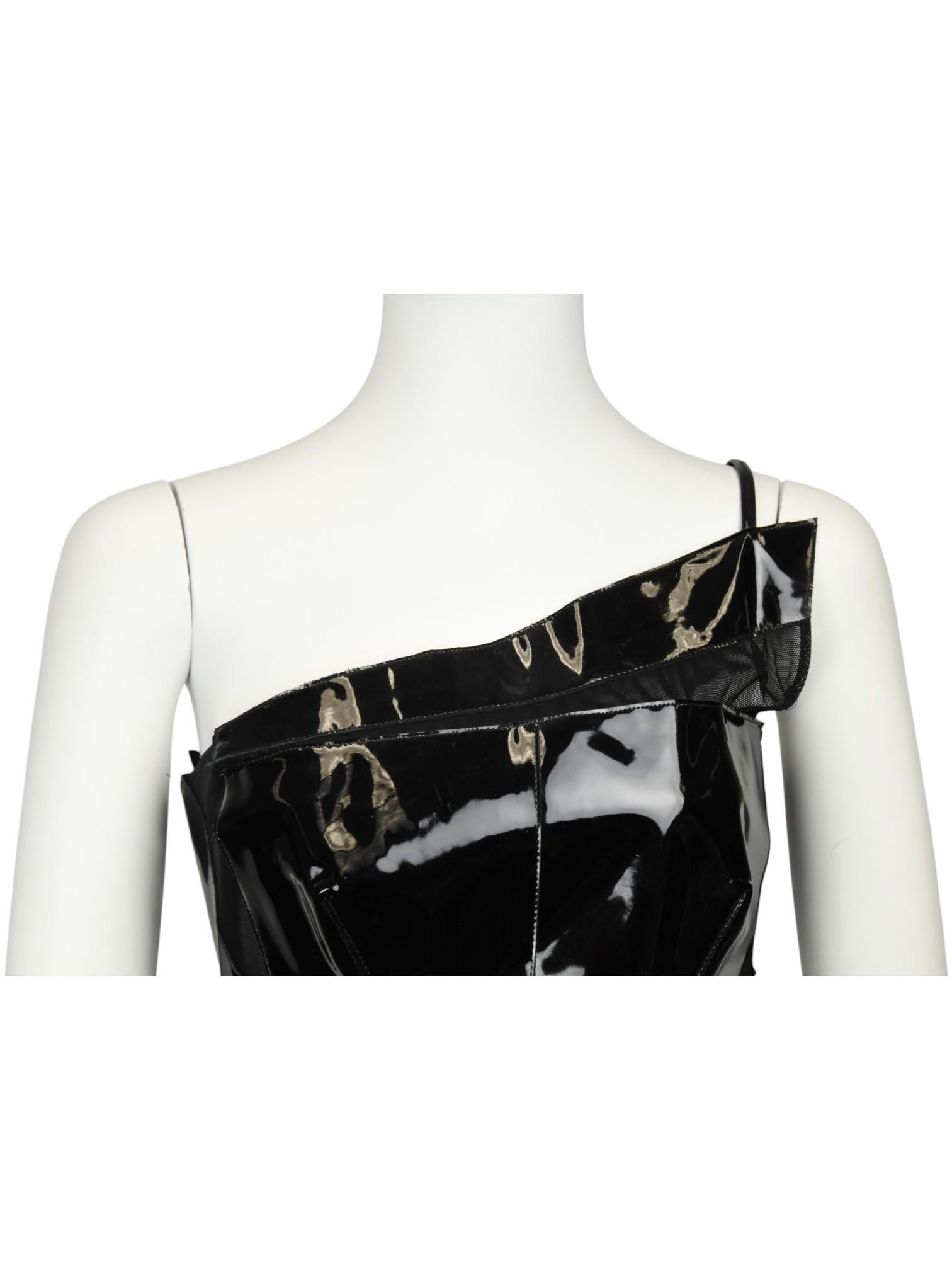 Vue sur le défilé 2006 de Versace, cette mini robe en vernis noir est un rare joyau d'archives qui allie un aspect brillant à une construction de haute couture. Doté d'un décolleté asymétrique avec une seule bretelle, d'empiècements en maille