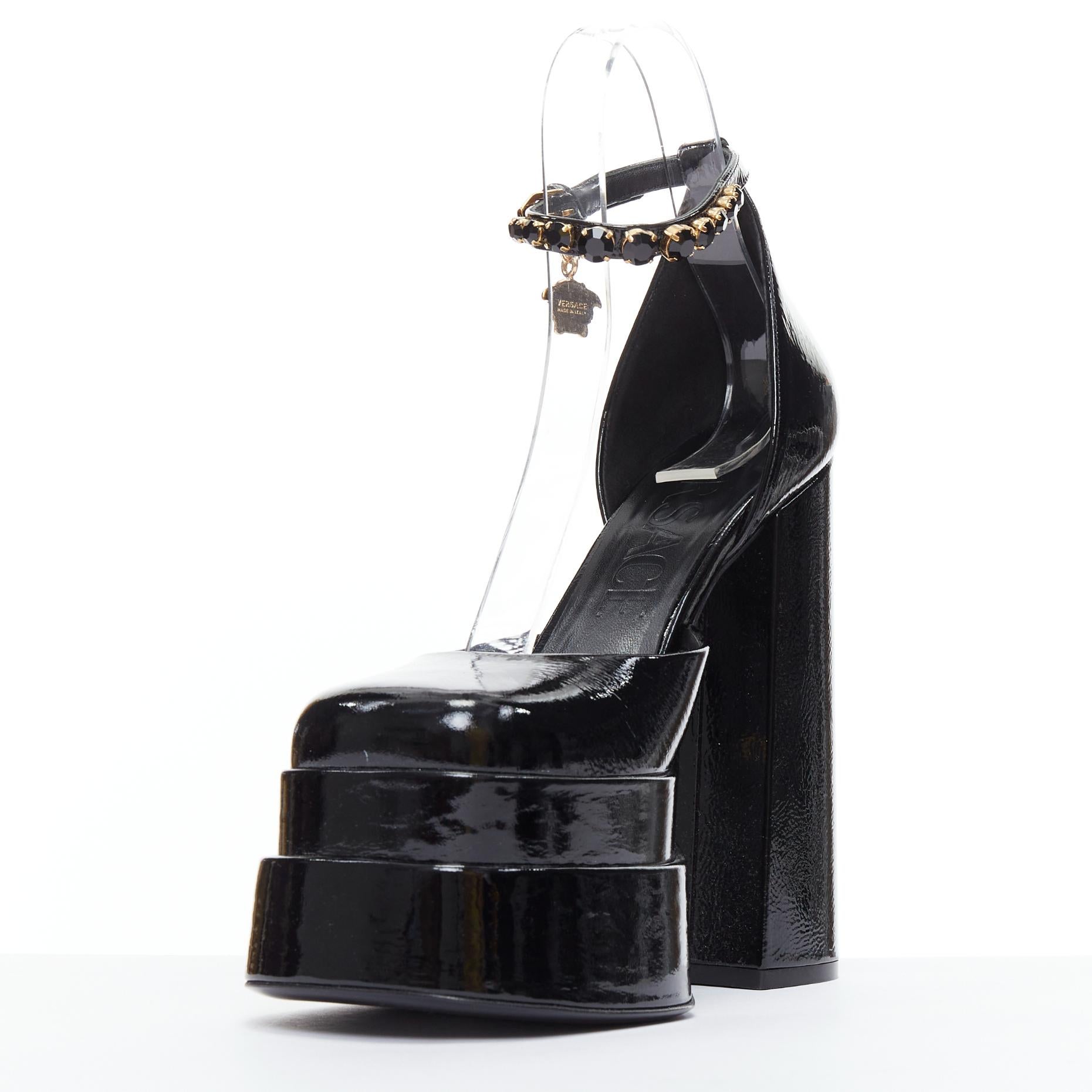Versace Runway Aevitas 155 nero vernice oro cristallo Medusa piattaforma EU38.5 In condizioni ottime in vendita a Hong Kong, NT