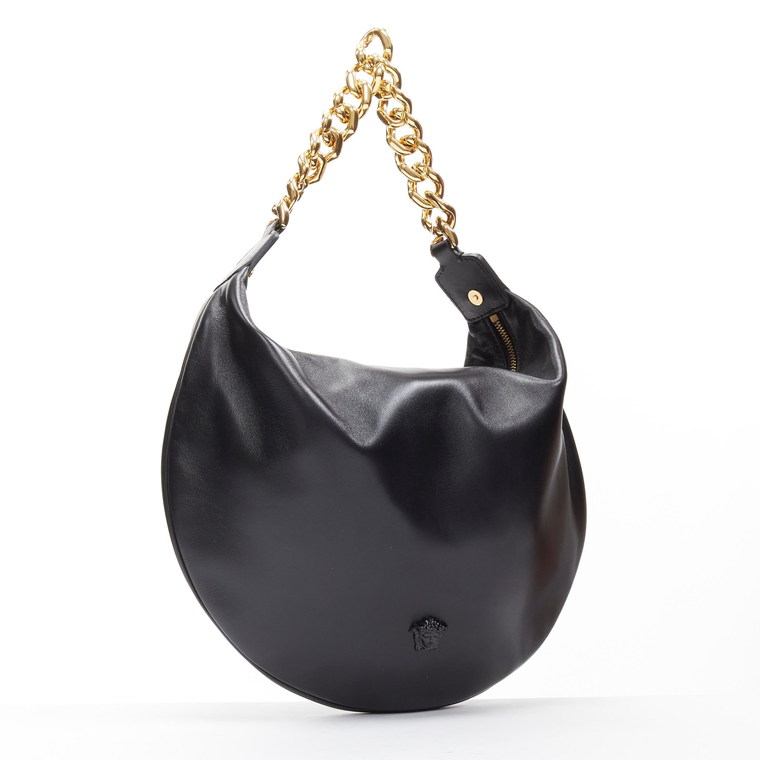 VERSACE Runway black medusa lamb leather gold tone chain hobo top handle bag
Reference: TGAS/C01903
Brand: Versace
Designer: Donatella Versace
Model: DBS1070 D6NAP JVO41
Collection: Tresor De La Mer 2021 - Runway
Material: Lambskin Leather
Color: