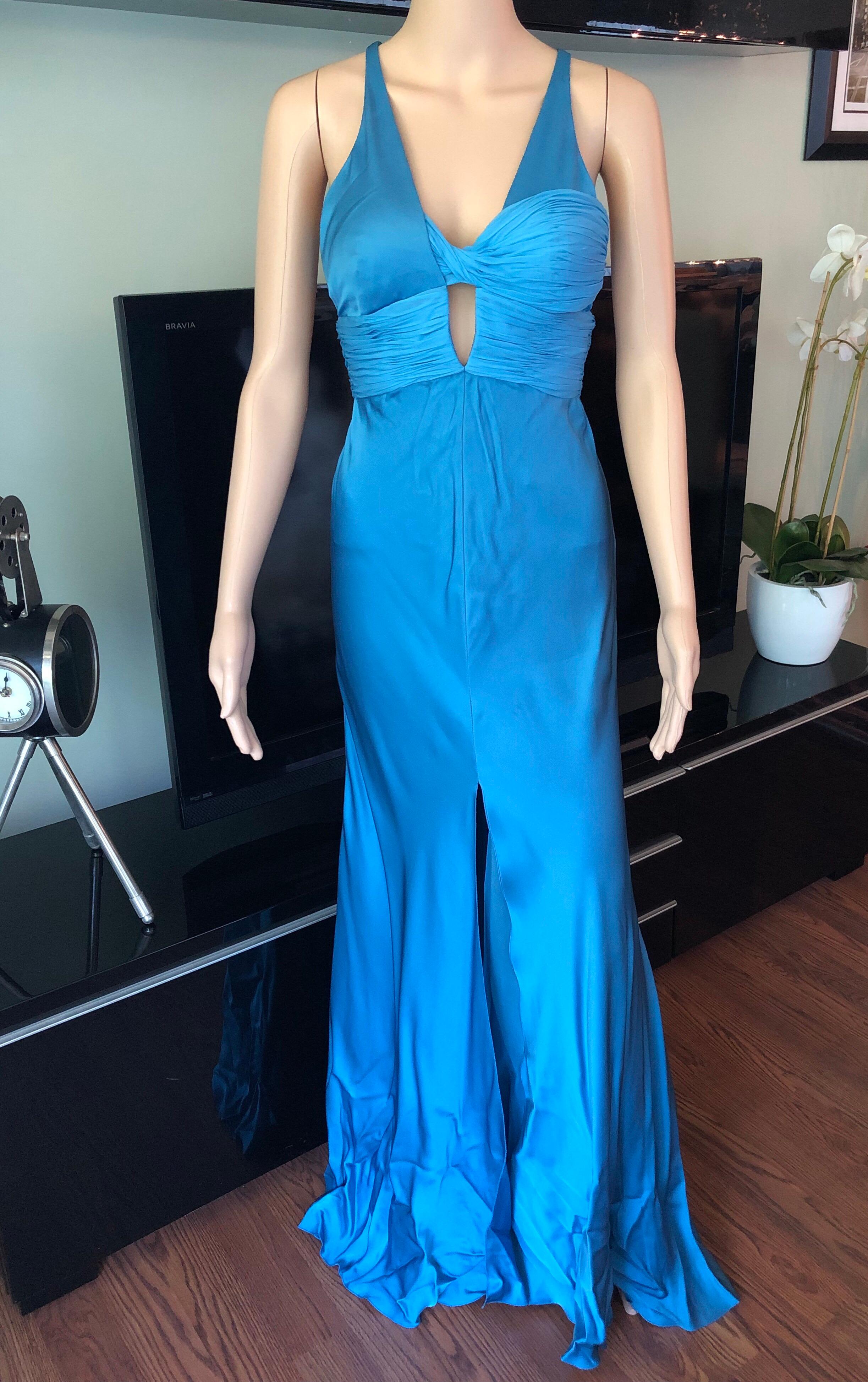 Versace Sexy Cutout Bustier Offener Rücken Oberschenkel Hoher Schlitz Kleid Kleid IT 40

Blaues, ärmelloses Abendkleid aus Seide von Versace mit herzförmigem Ausschnitt, Cutout-Akzent im Brustbereich, überkreuzten Trägern und verdecktem