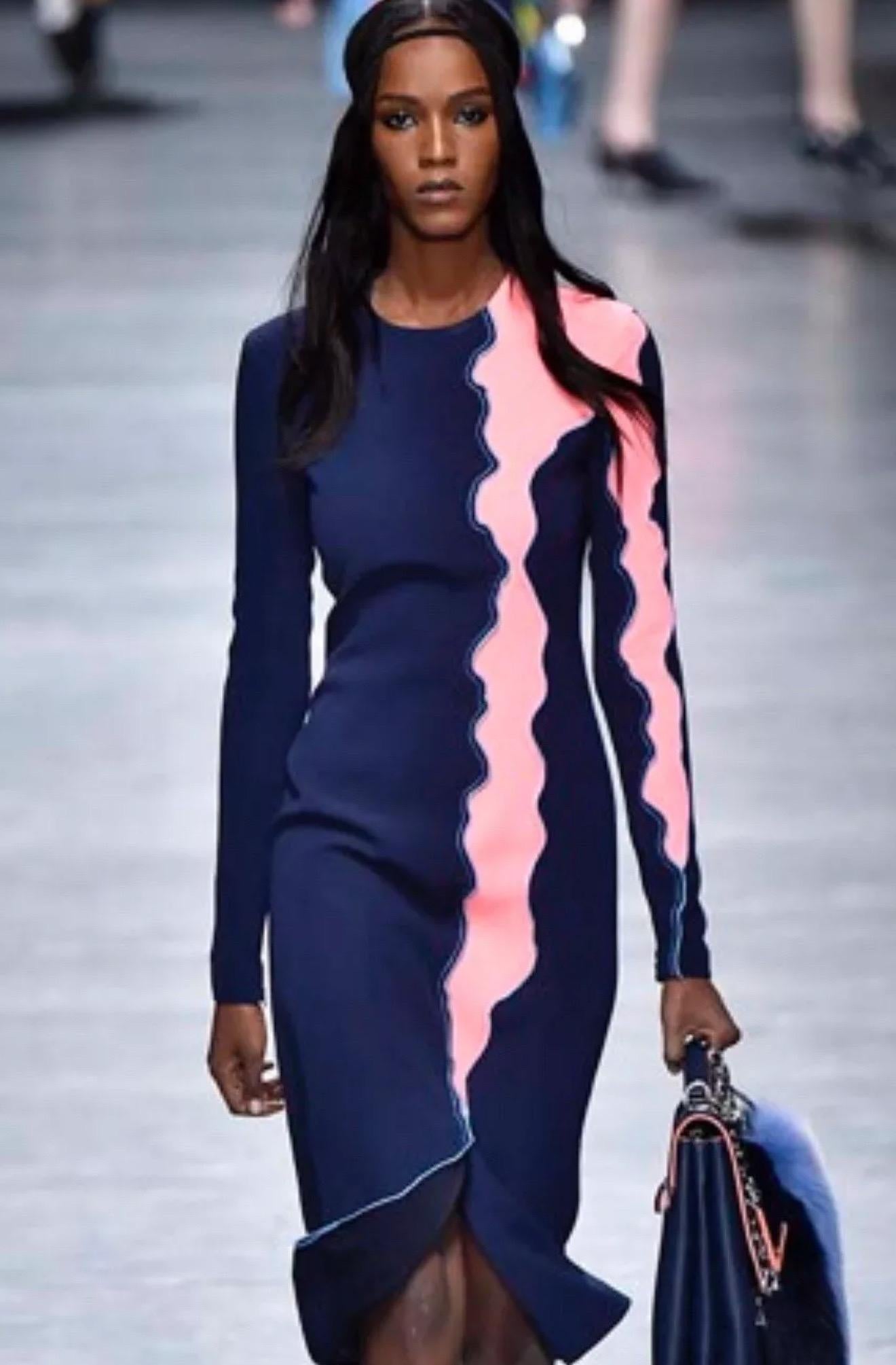 VERSACE Runway F/W 2016 - Combinaison à empiècements marine et rose  Robe IT 42 en vente 2