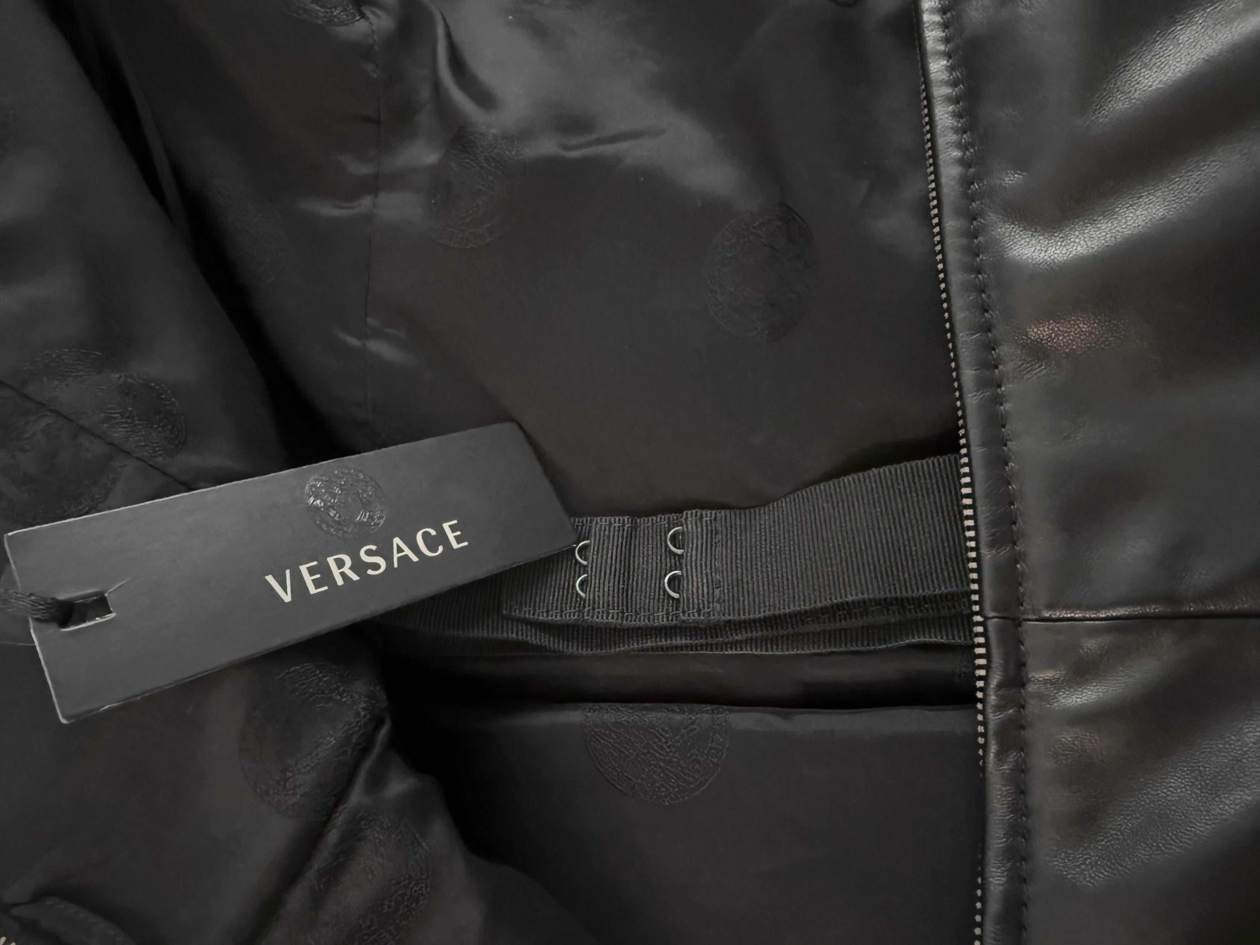 VERSACE Runway F/W 2018 Mini robe bustier en cuir d'agneau noir en vente 5
