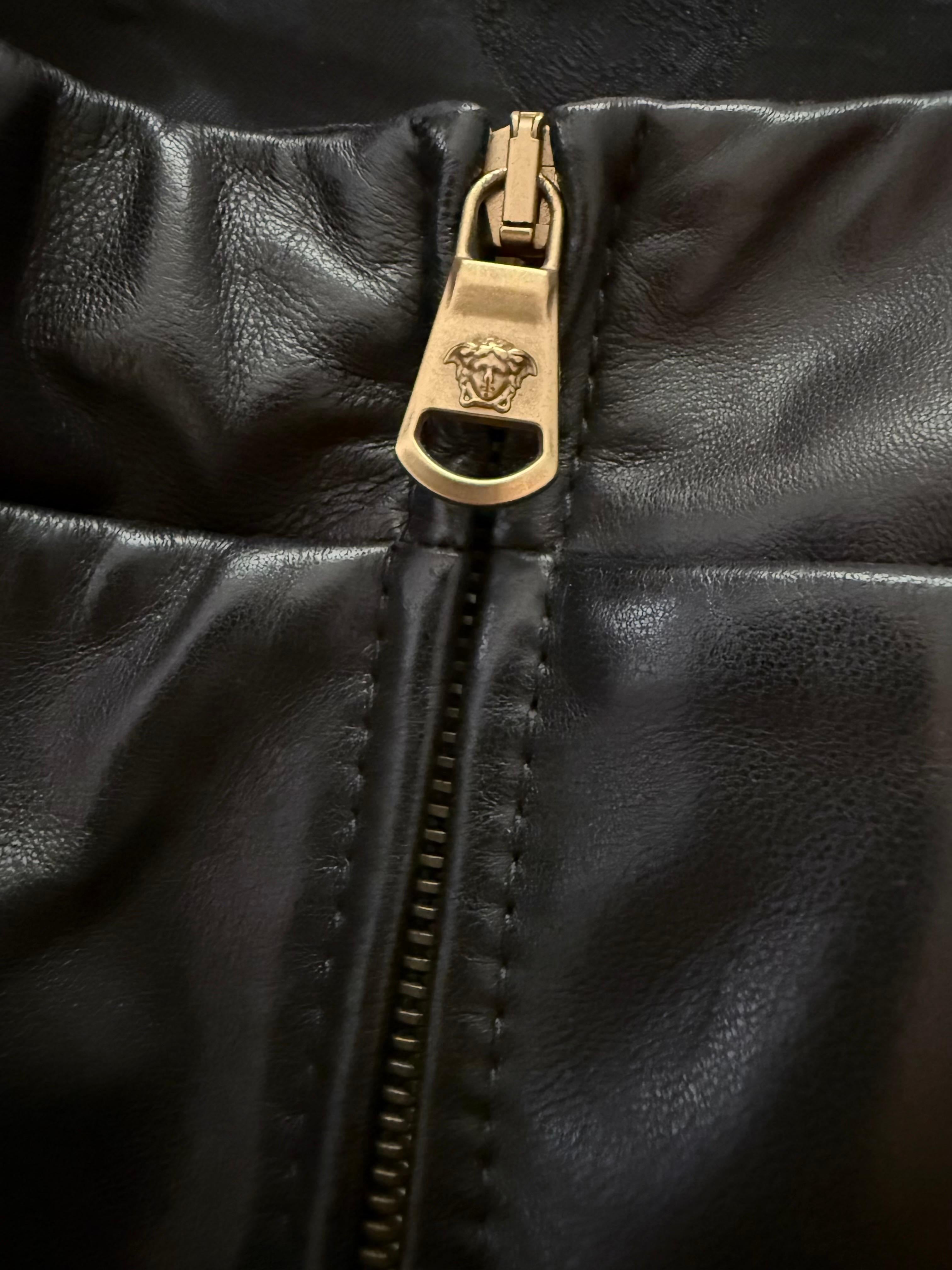 VERSACE Runway F/W 2018 Mini robe bustier en cuir d'agneau noir en vente 6
