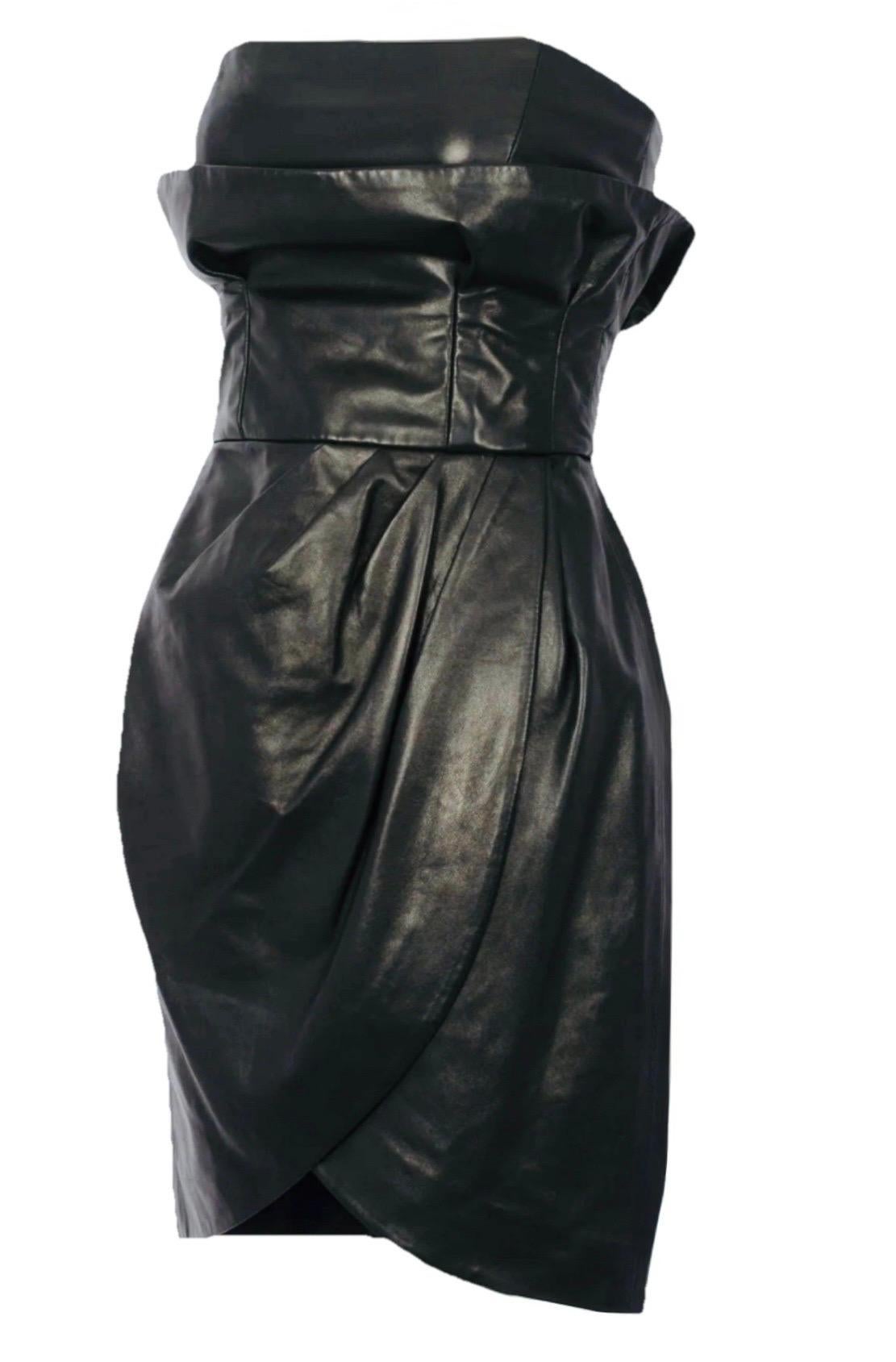 Reprenant à son compte le classique LBD, cette mini en cuir noir issue du défilé automne 2018 de Versace - dessinée par Donatella Versace - est coupée de manière experte pour flatter. Confectionné en peau d'agneau italienne souple, il présente une