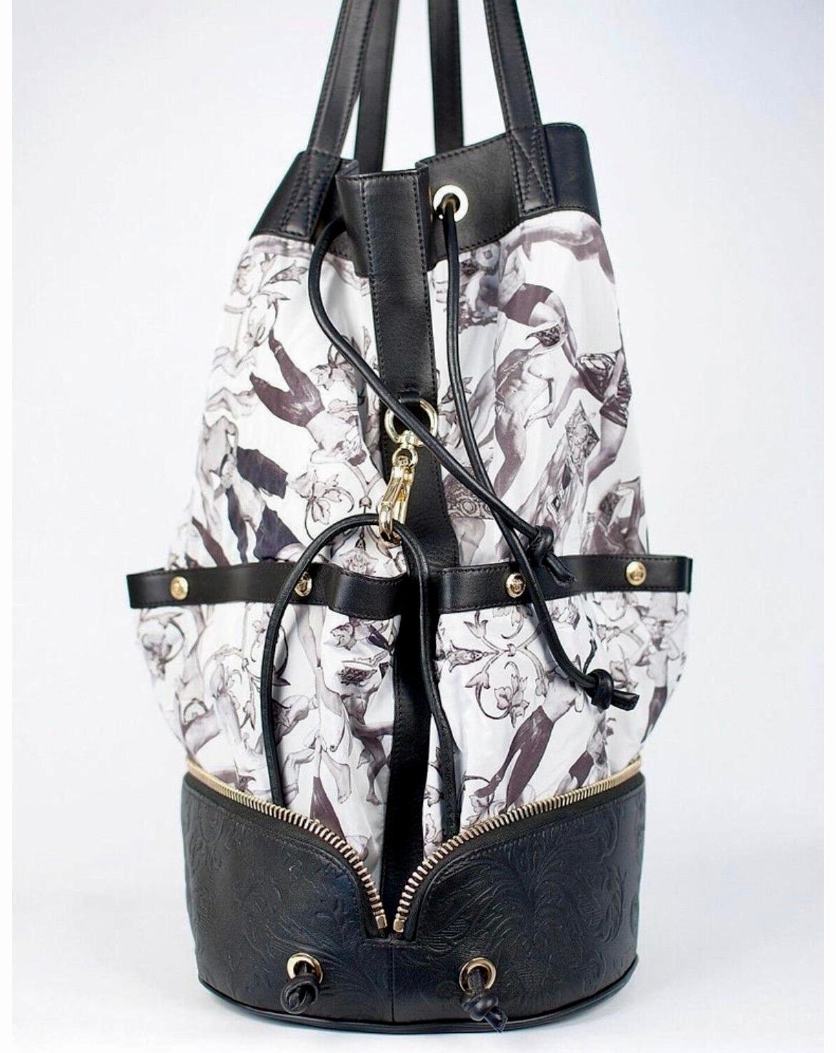 Versace Runway faltbare Reisetasche für Herren - Seide & geprägtes Leder

Diese Versace Reisetasche für Herren ist ein echtes Sammlerstück und vereint Luxus und Innovation. Sie ist aus Seide und geprägtem schwarzem Leder gefertigt, das auf dem