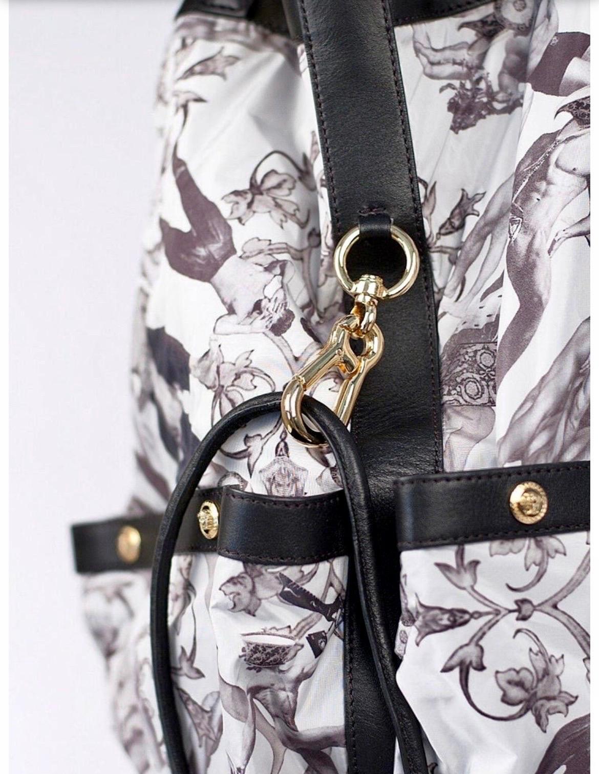 Versace Runway faltbare Reisetasche für Herren - Seide & geprägtes Leder (Schwarz) im Angebot