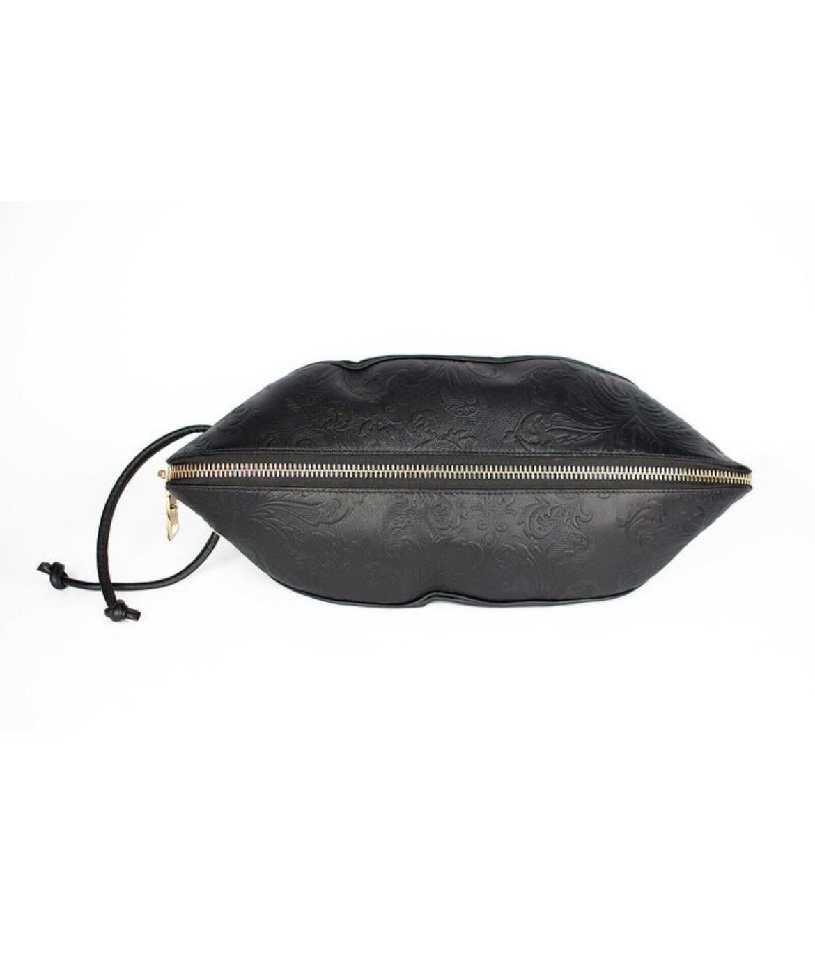 Versace Runway faltbare Reisetasche für Herren - Seide & geprägtes Leder im Zustand „Neu“ im Angebot in Montgomery, TX