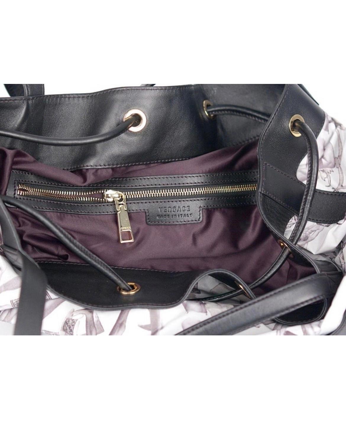 Versace Runway faltbare Reisetasche für Herren - Seide & geprägtes Leder im Angebot 1