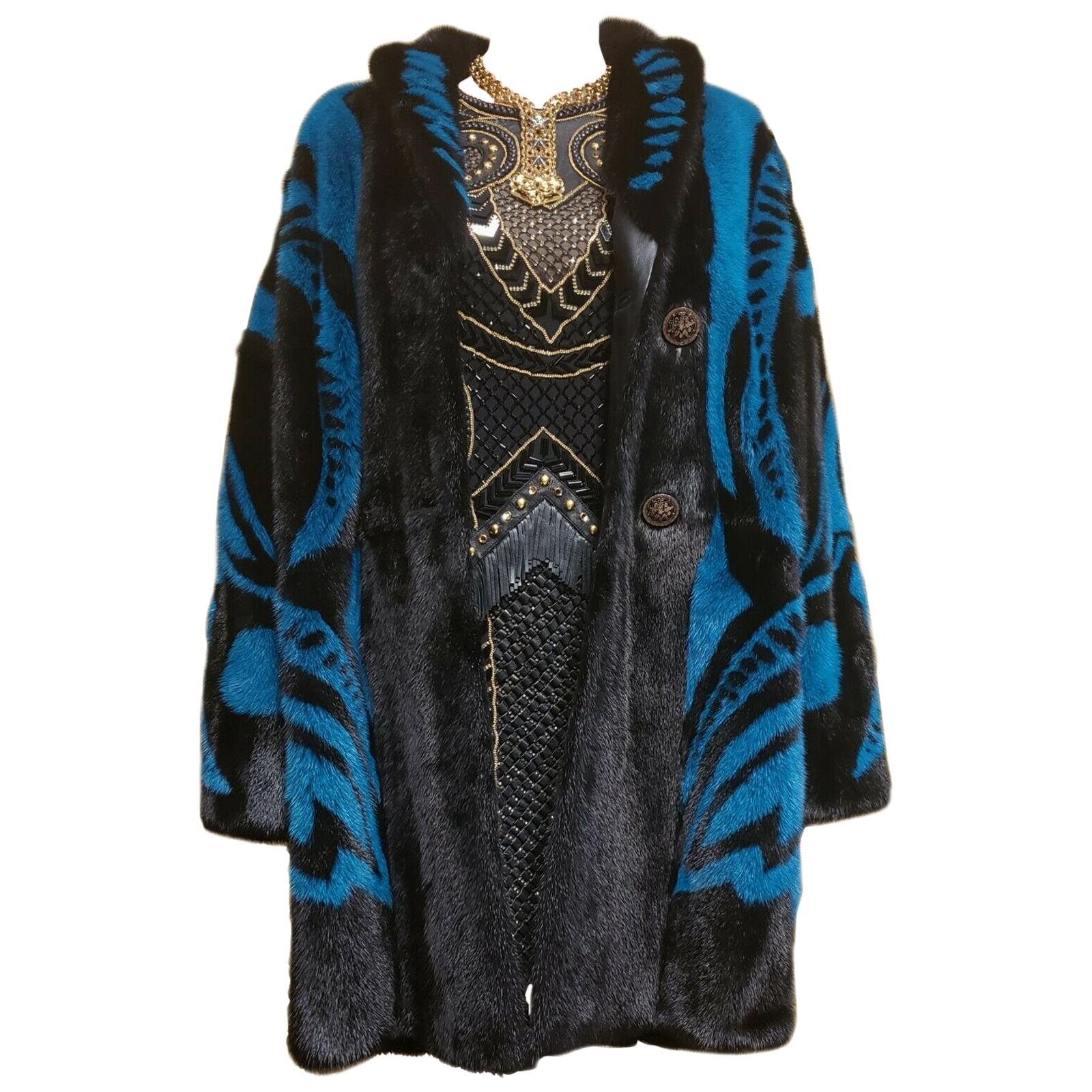 VERSACE - Manteau de défilé en fourrure de vison avec boutons ornés de cristaux 40 - 6 en vente
