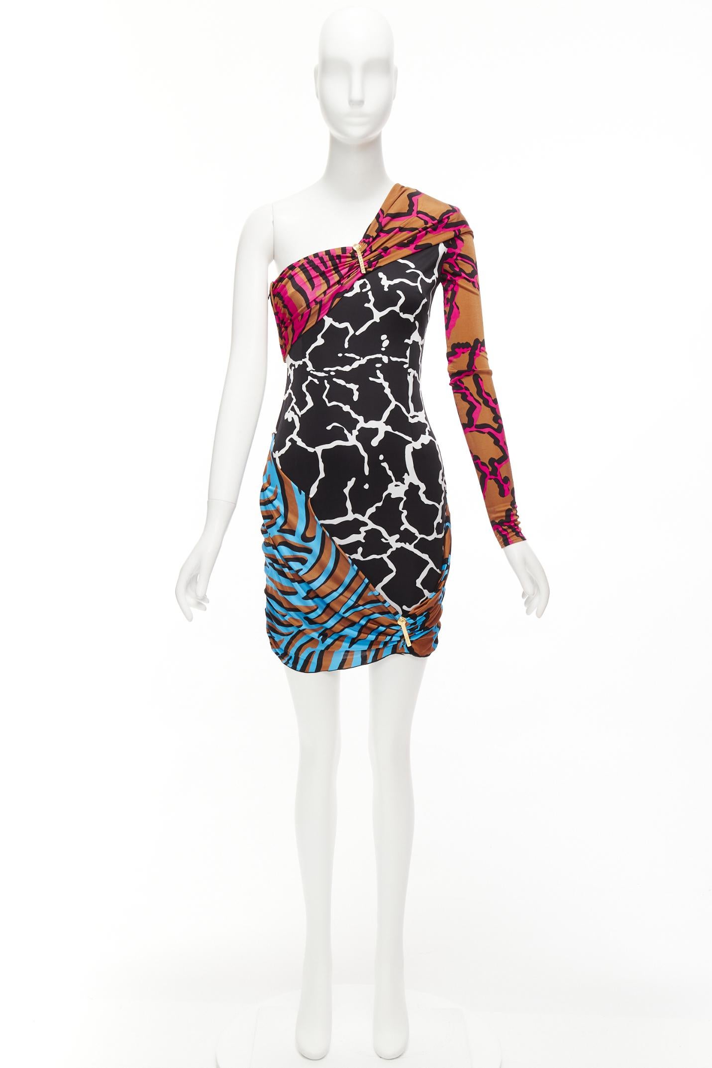 VERSACE Abito da passerella misto stampa giraffa con logo dorato, con clip e parrucca IT36 XXS in vendita 5