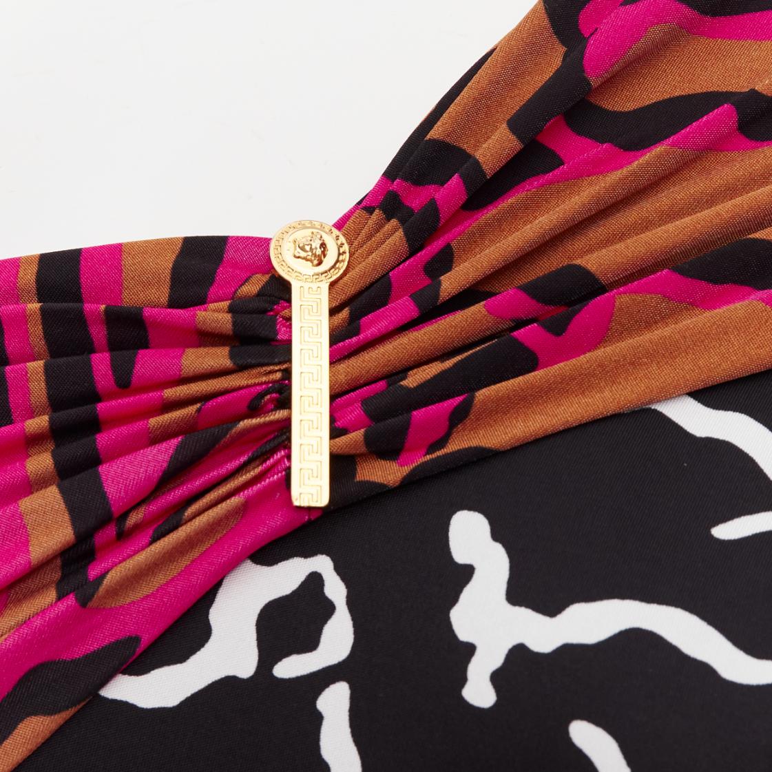 VERSACE Abito da passerella misto stampa giraffa con logo dorato, con clip e parrucca IT36 XXS
Riferimento: TGAS/D01129
Marchio: Versace
Stilista: Donatella Versace
Collezione: Passerella
Materiale: Viscosa
Colore: Multicolore
Modello: Stampa