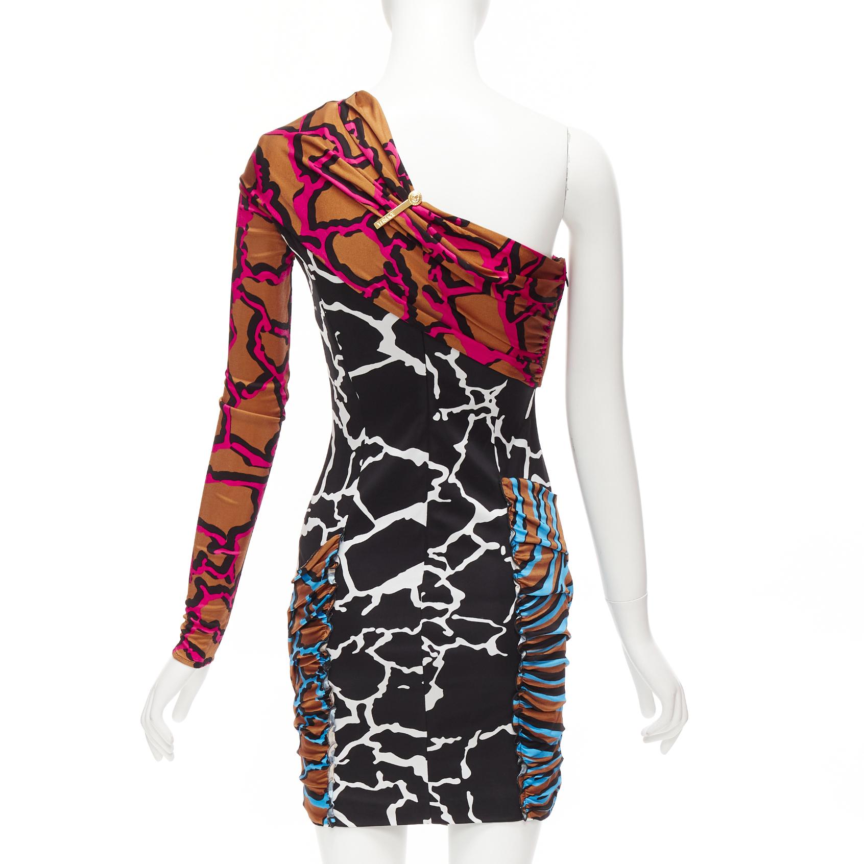 Donna VERSACE Abito da passerella misto stampa giraffa con logo dorato, con clip e parrucca IT36 XXS in vendita