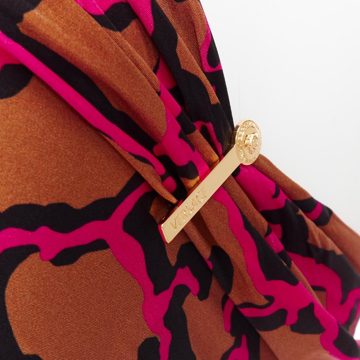 VERSACE Abito da passerella misto stampa giraffa con logo dorato, con clip e parrucca IT36 XXS in vendita 2