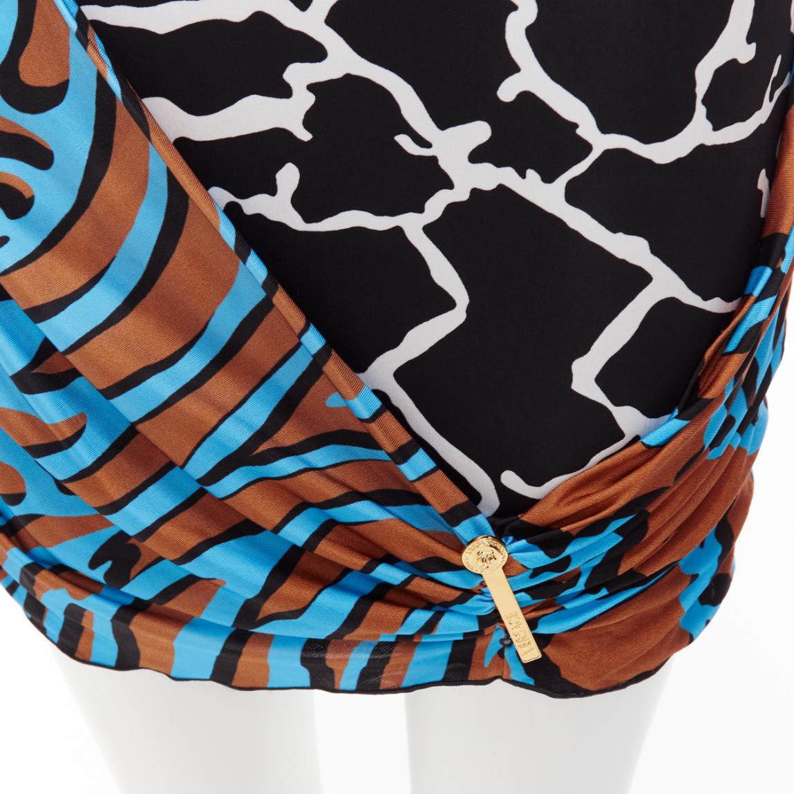VERSACE Abito da passerella misto stampa giraffa con logo dorato, con clip e parrucca IT36 XXS in vendita 3