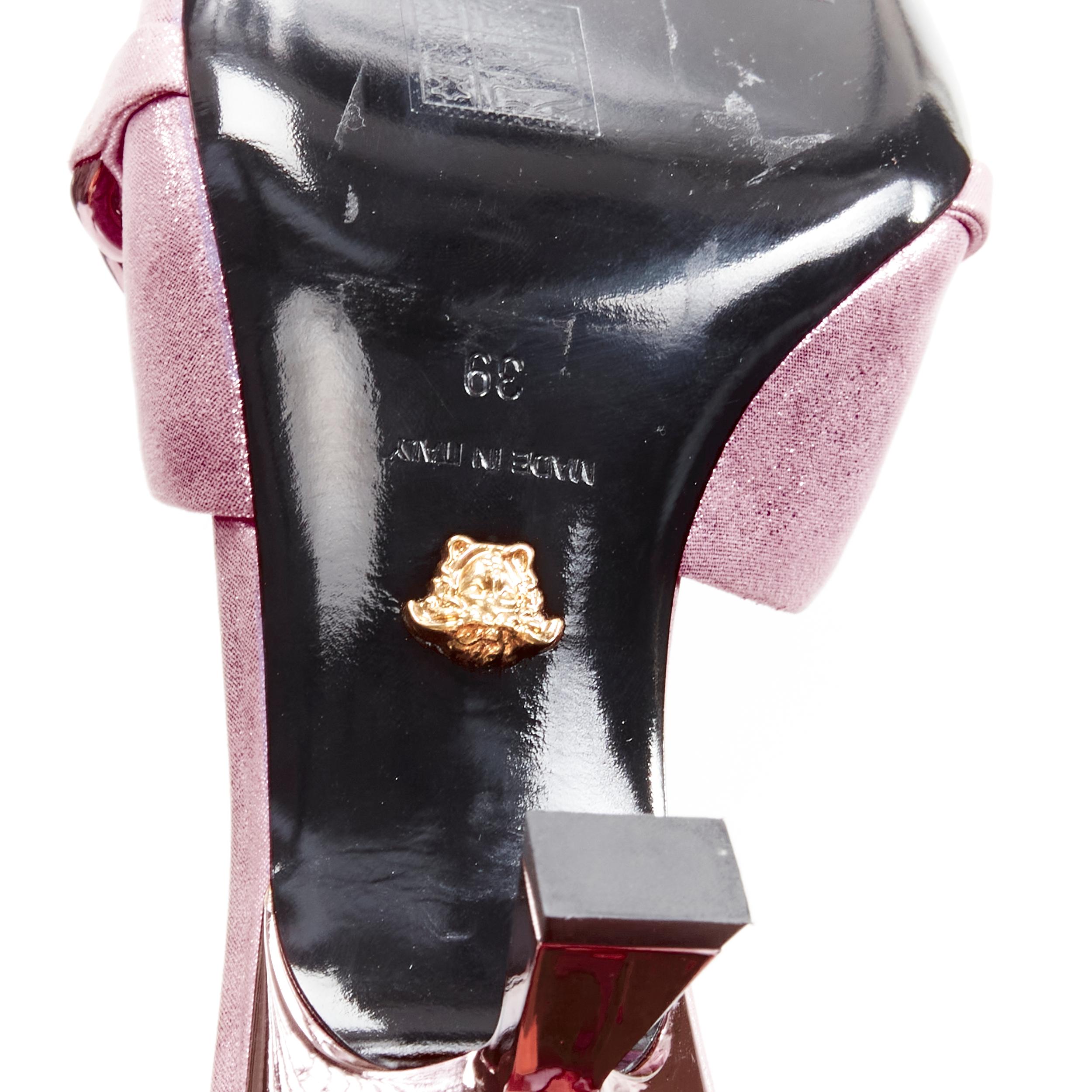 Versace Runway rose chunky chain metallic kitten comma heel sandales EU38 en vente 5