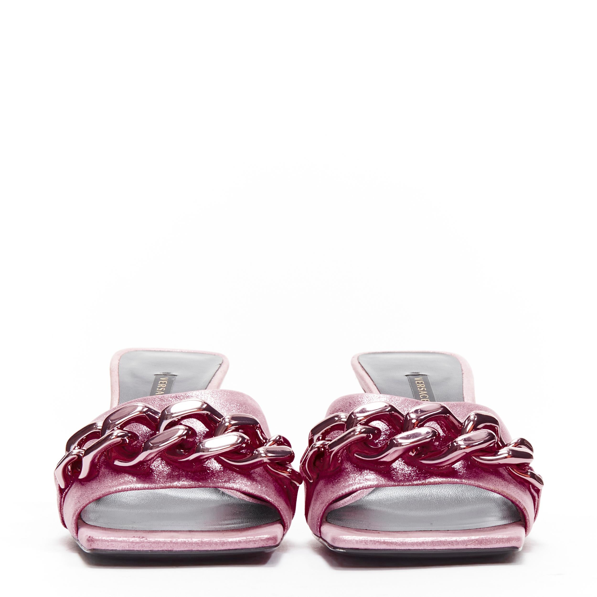 Versace Runway rose chunky chain metallic kitten comma heel sandales EU38 Excellent état - En vente à Hong Kong, NT