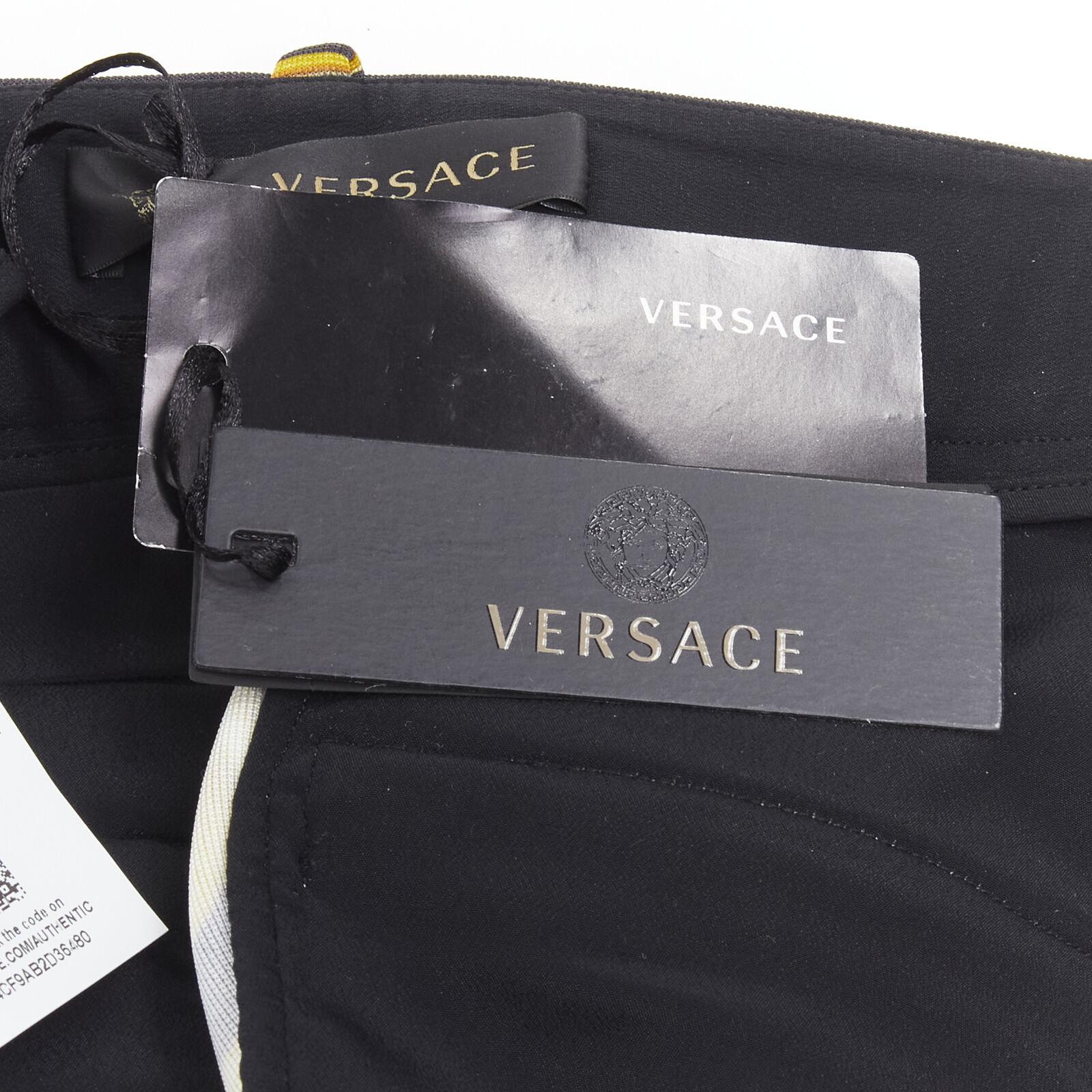 VERSACE Pantaloni legging elasticizzati Runway Barocco oro nero IT44 L in vendita 4
